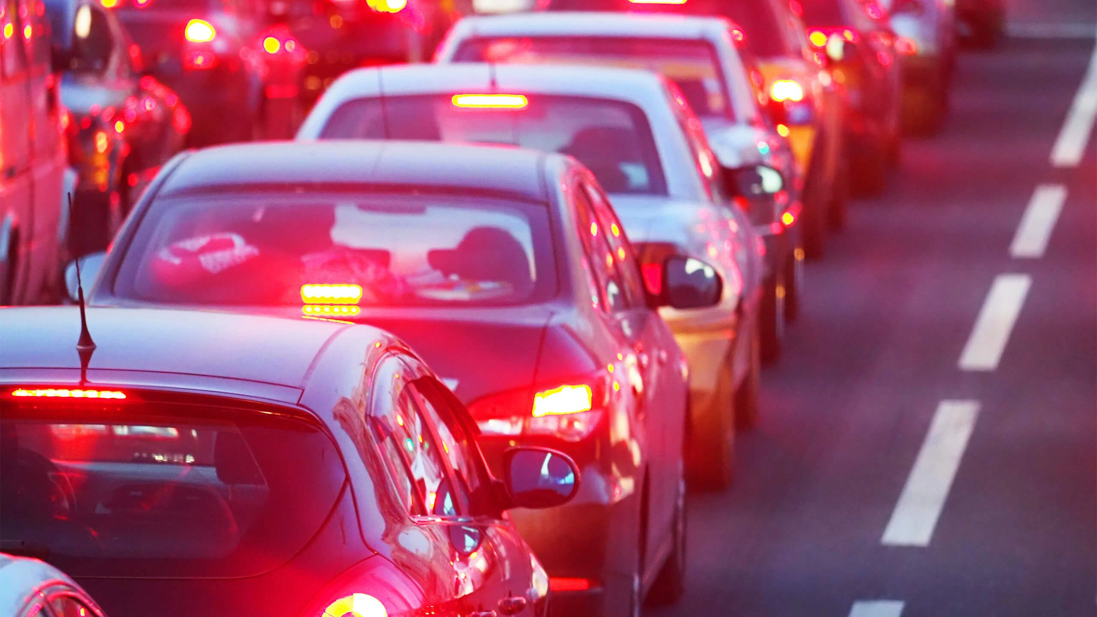 Voitures ralenties sur la route, feux de stop allumés