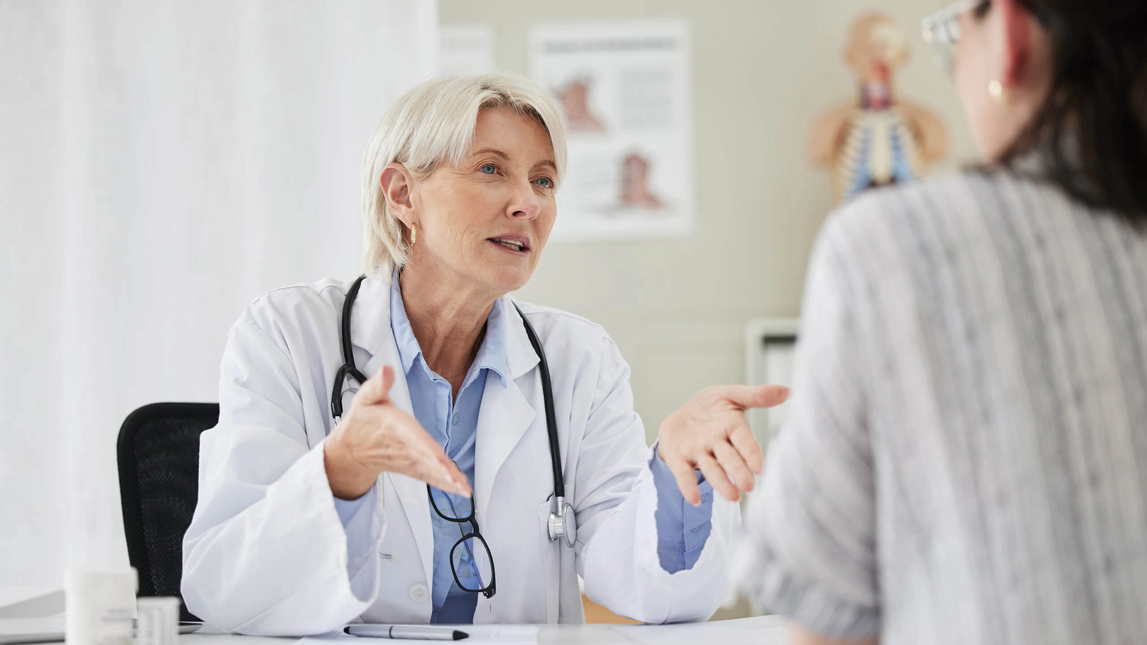 Médecin qui discute avec un patient