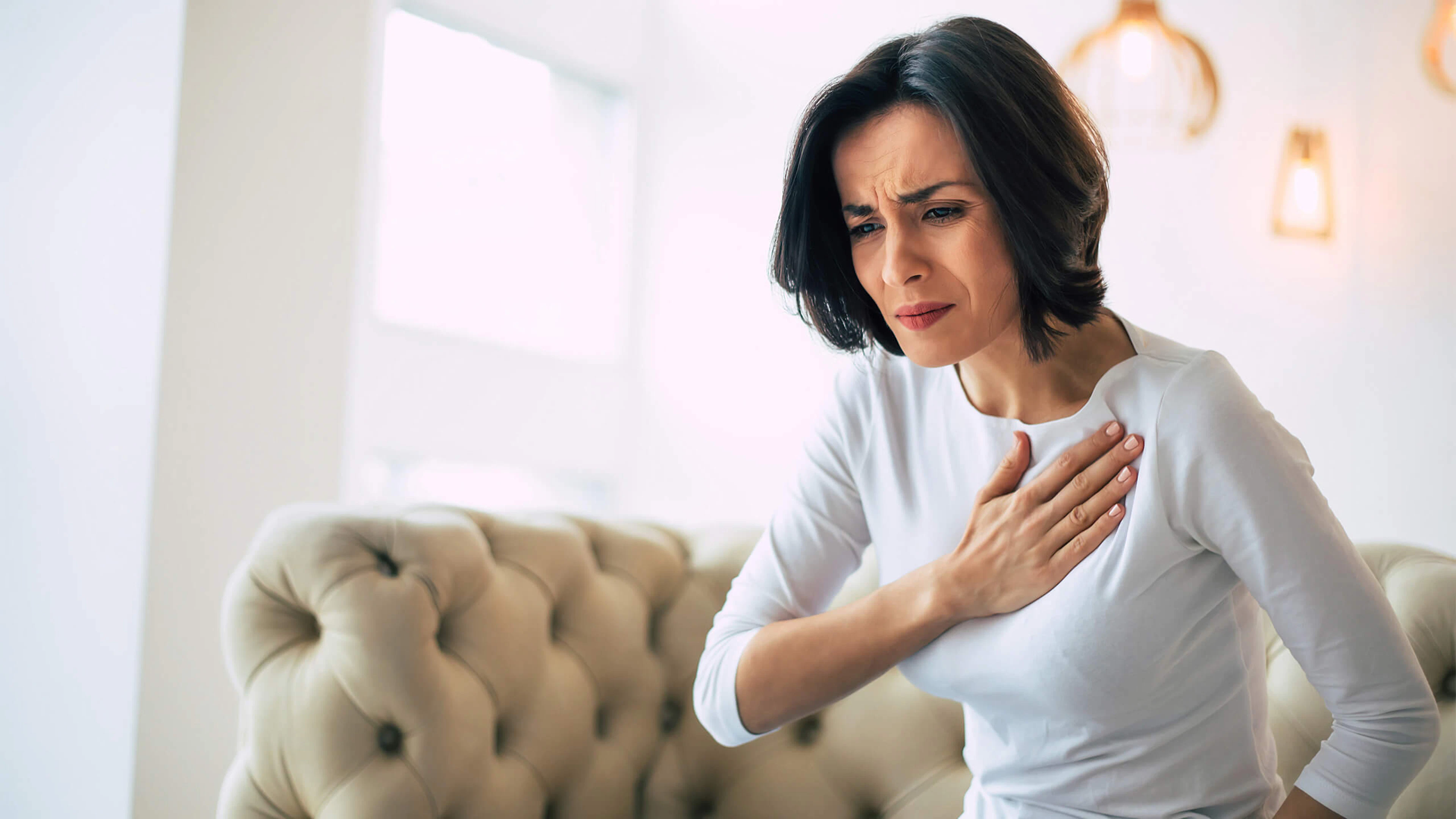 Personne qui se tient la poitrine de douleur