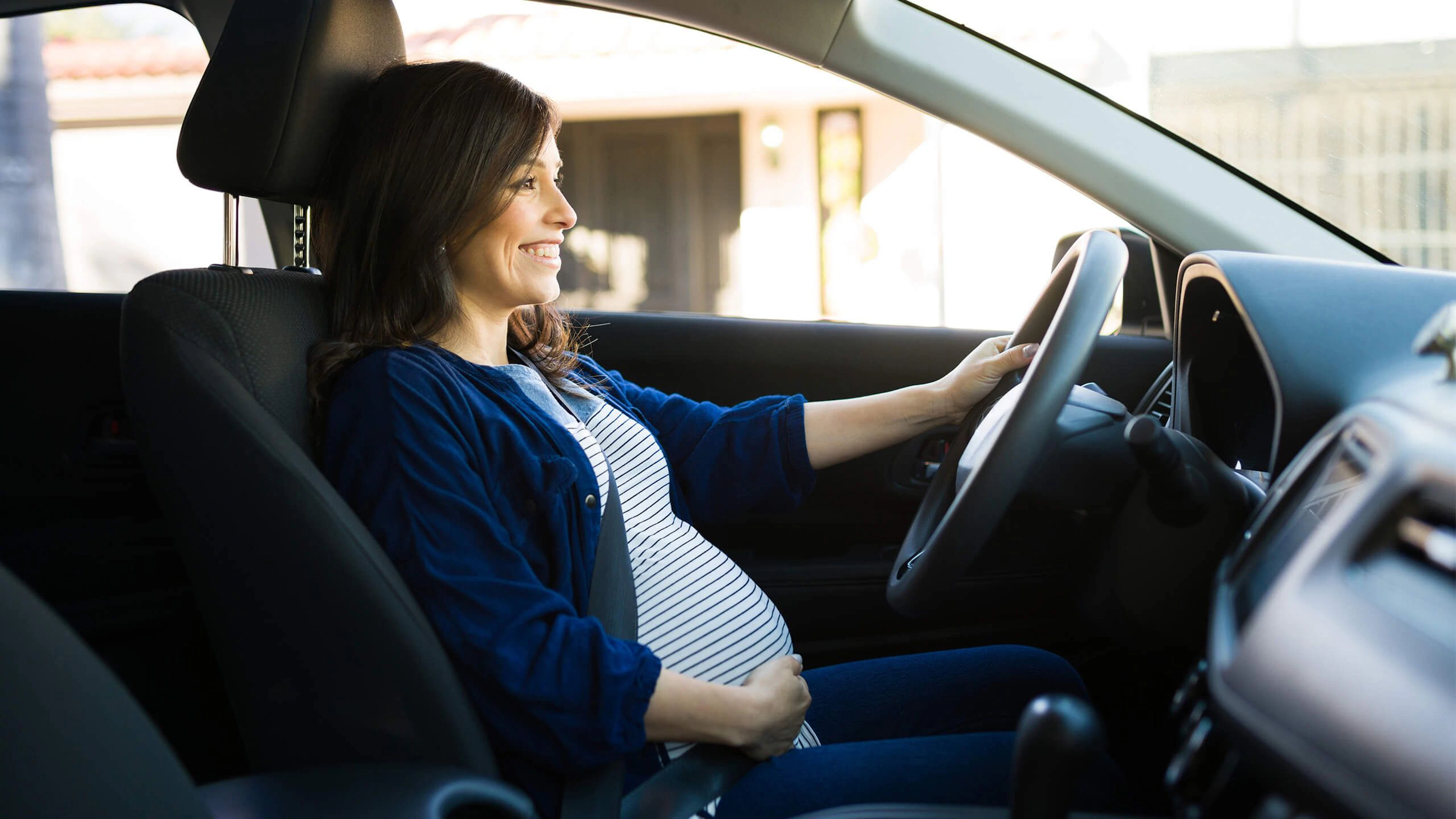 Femme enceinte au volant