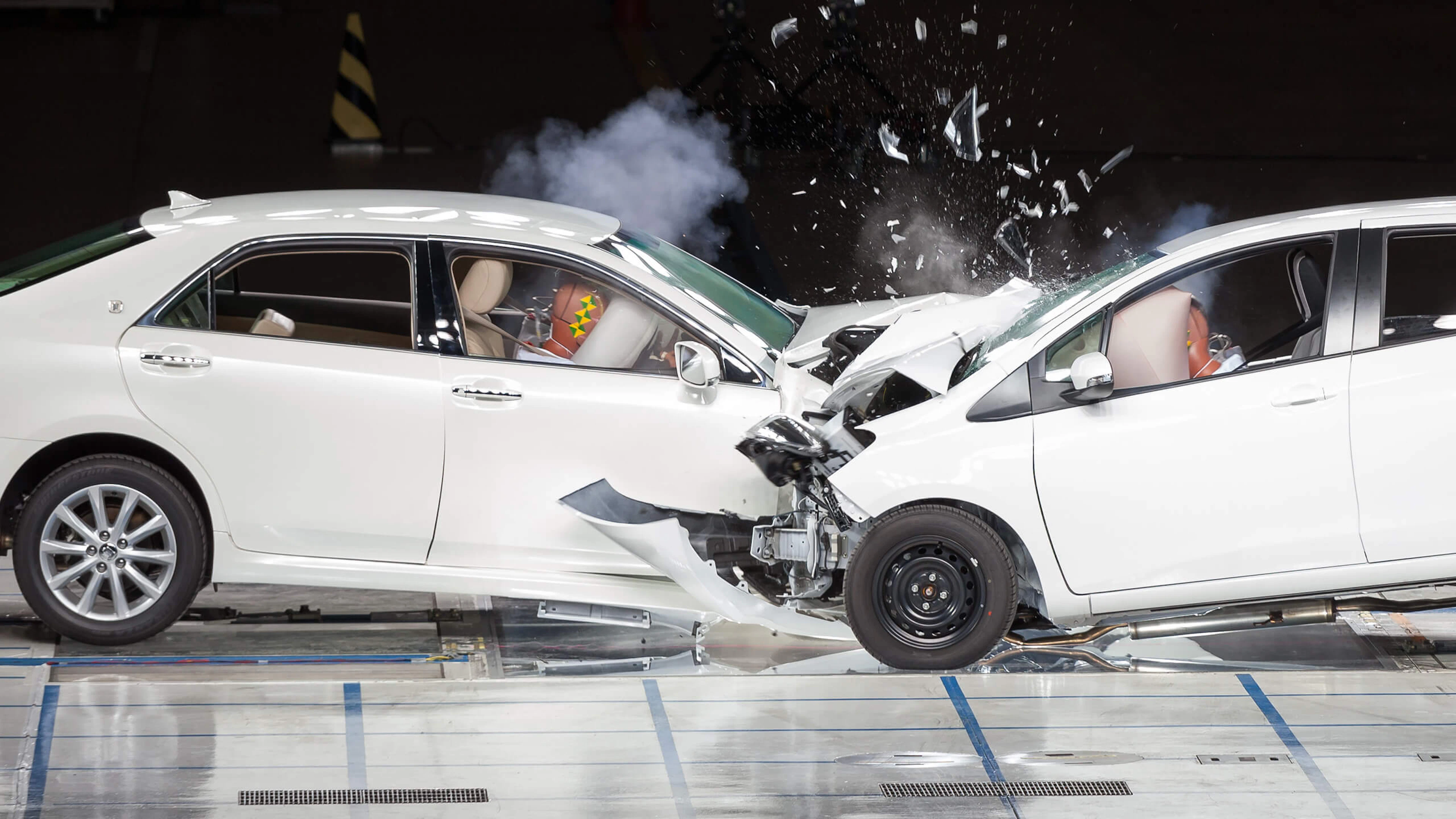 Lors d'un crash test automobile, deux véhicules entrent en collision frontale