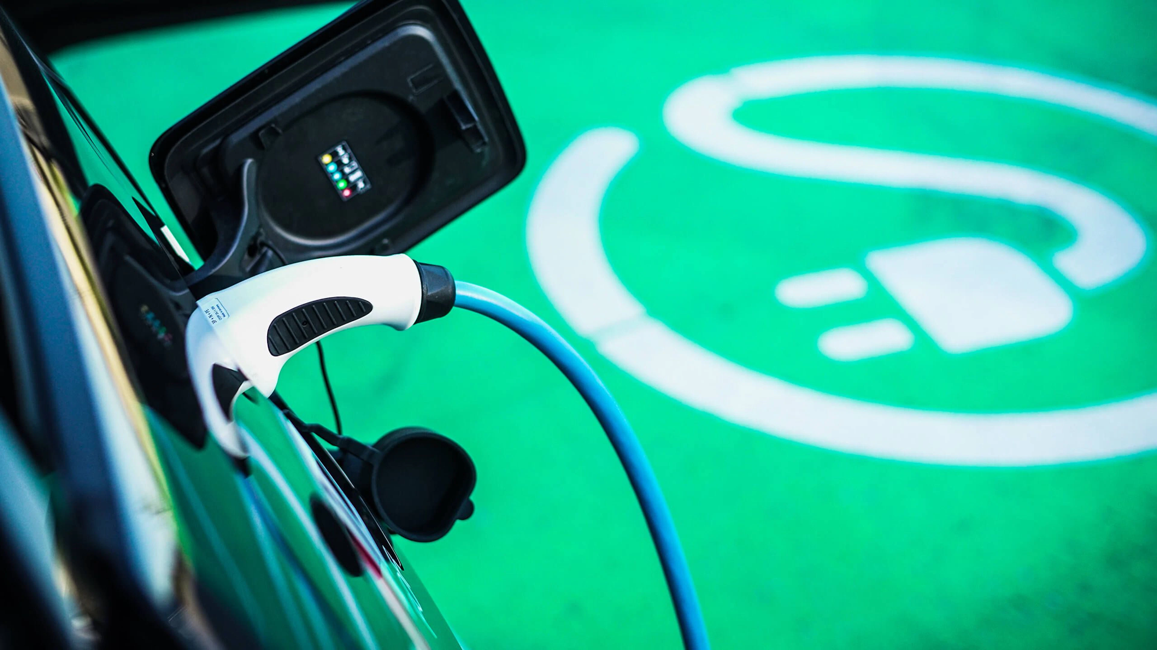 Voiture électrique branchée en recharge