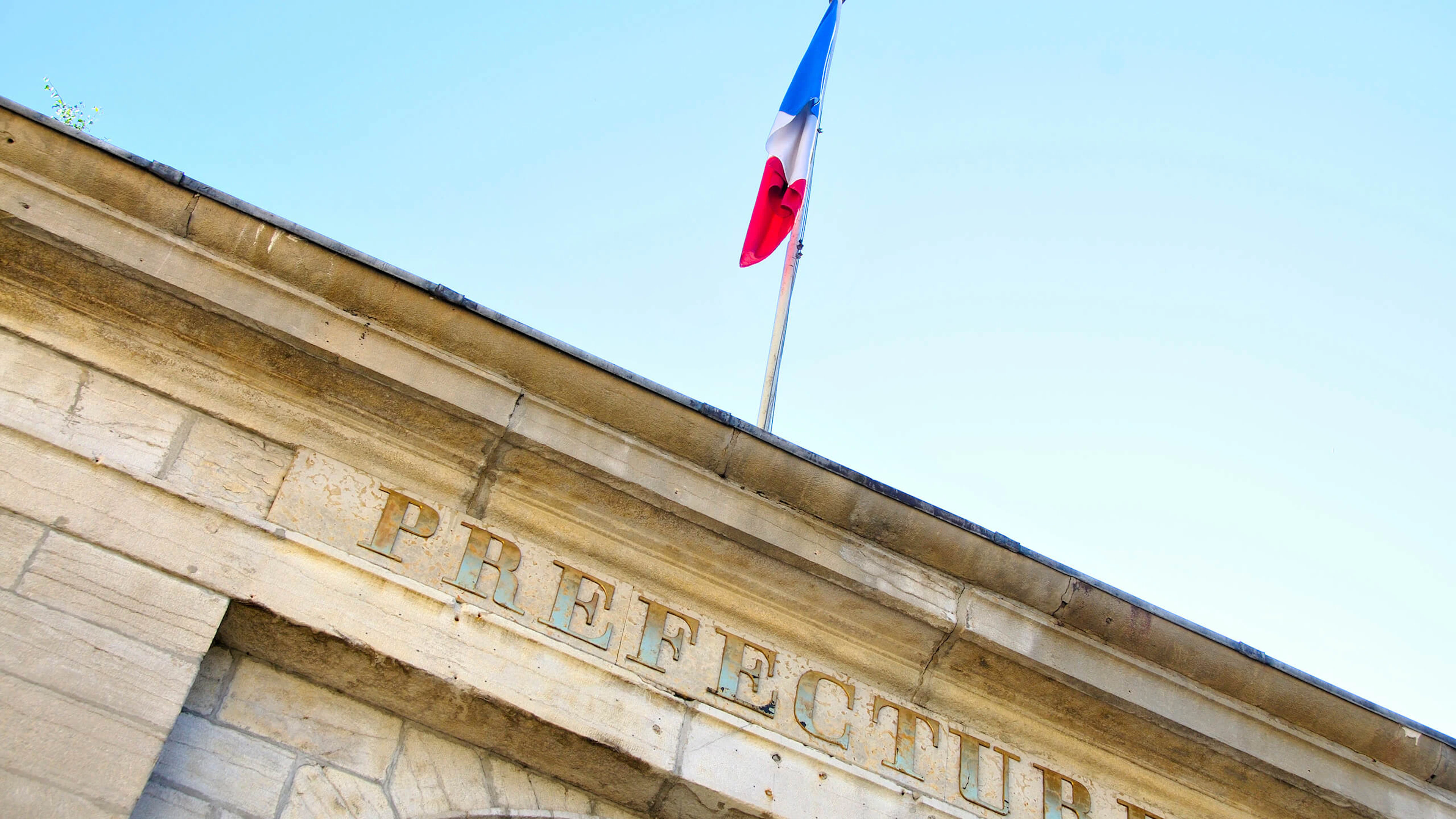 Devanture d'une préfecture