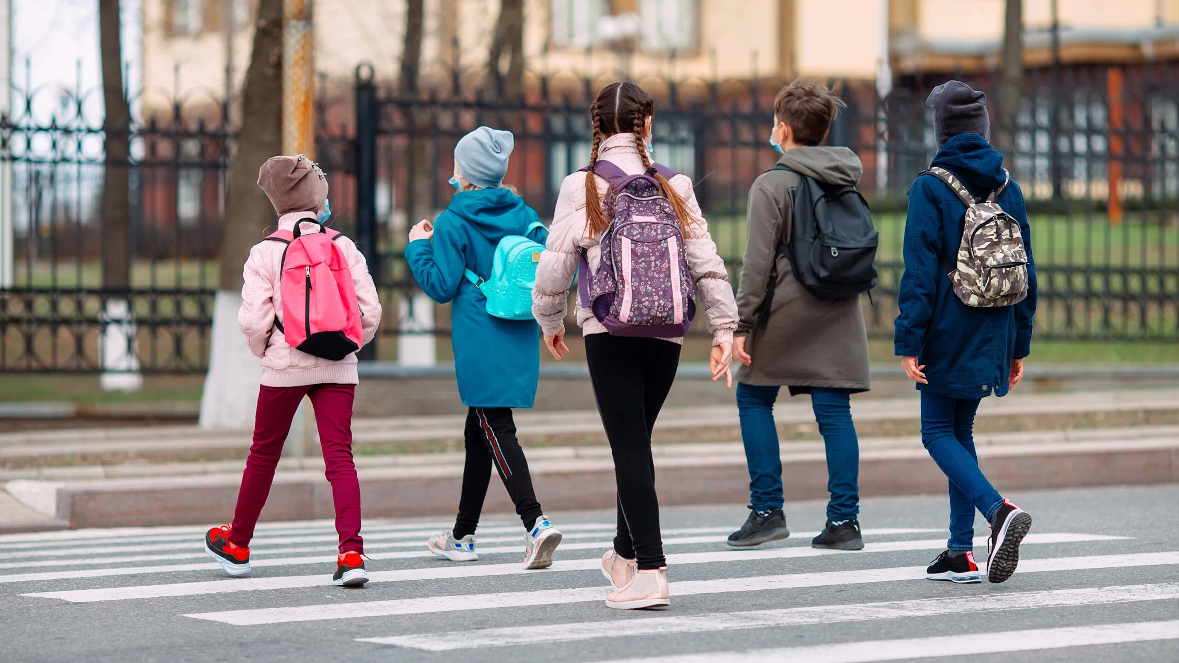 Enfants qui traversent un passage piéton
