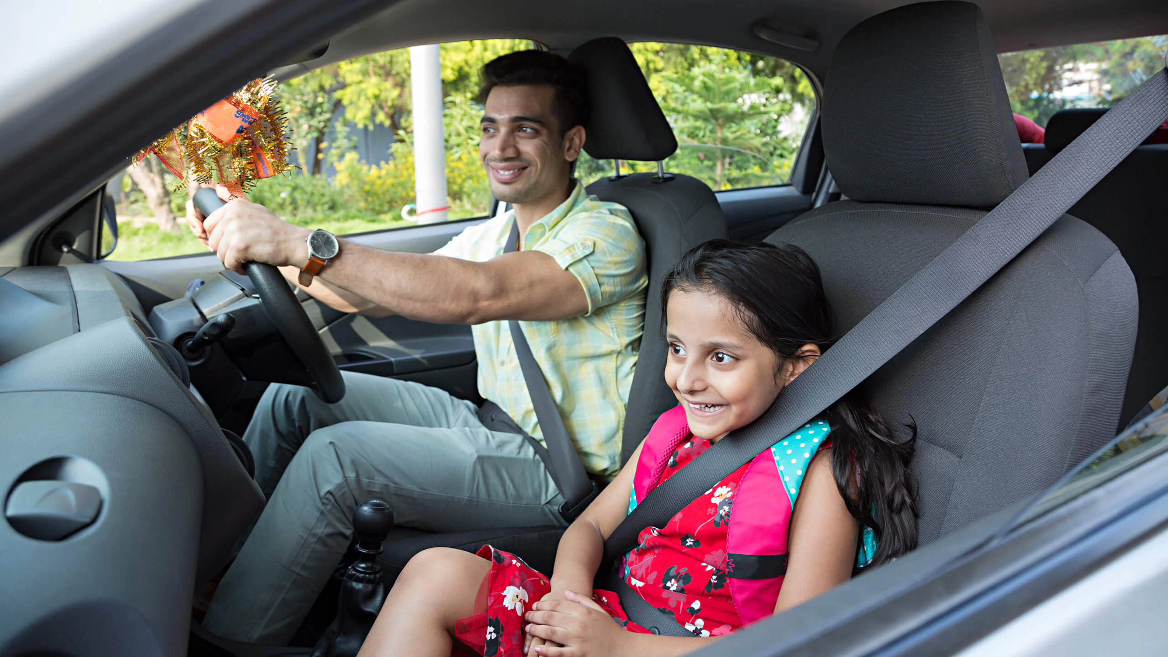 Enfant à l'avant d'une voiture