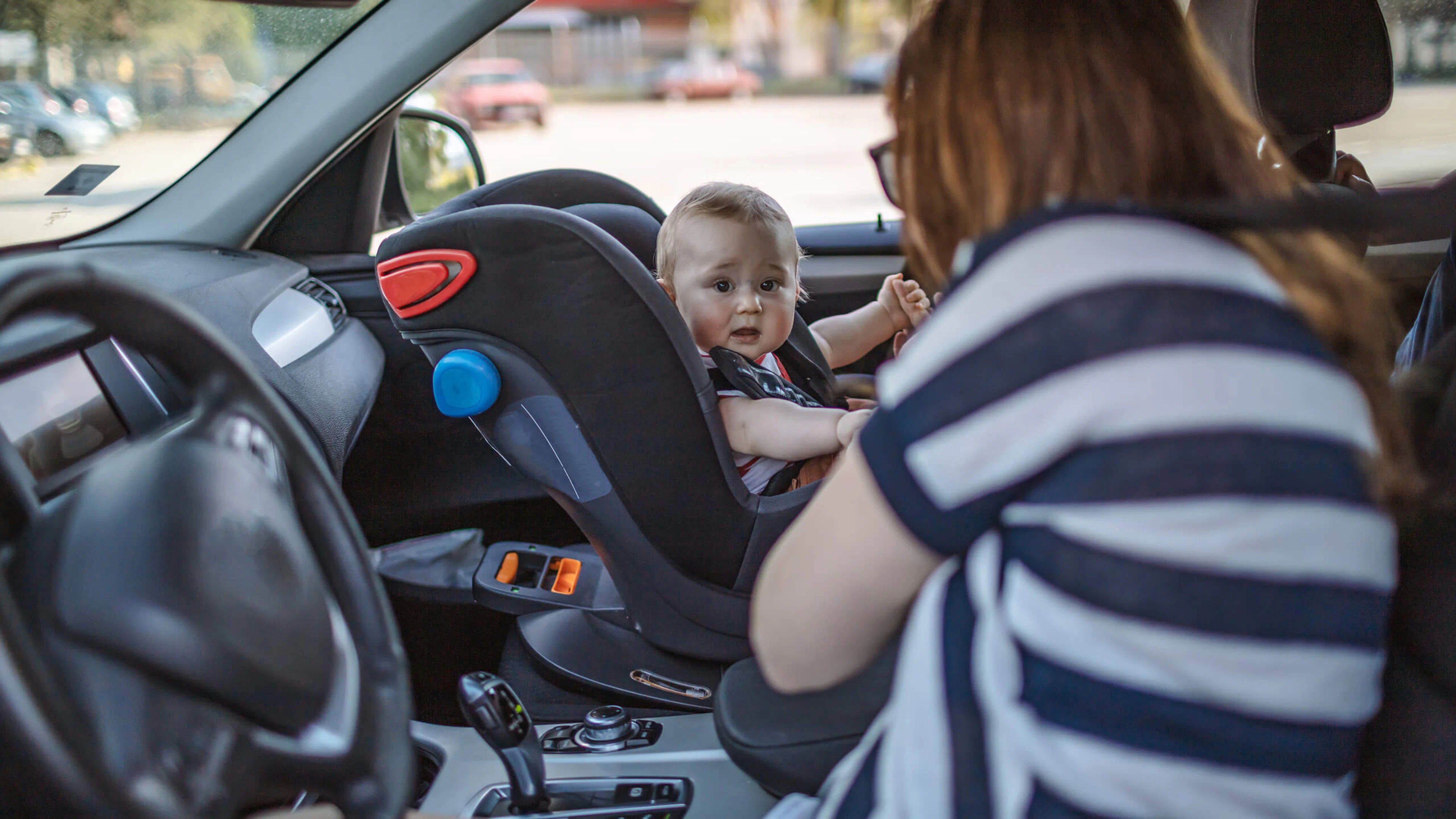 Enfant à l'avant d'une voiture