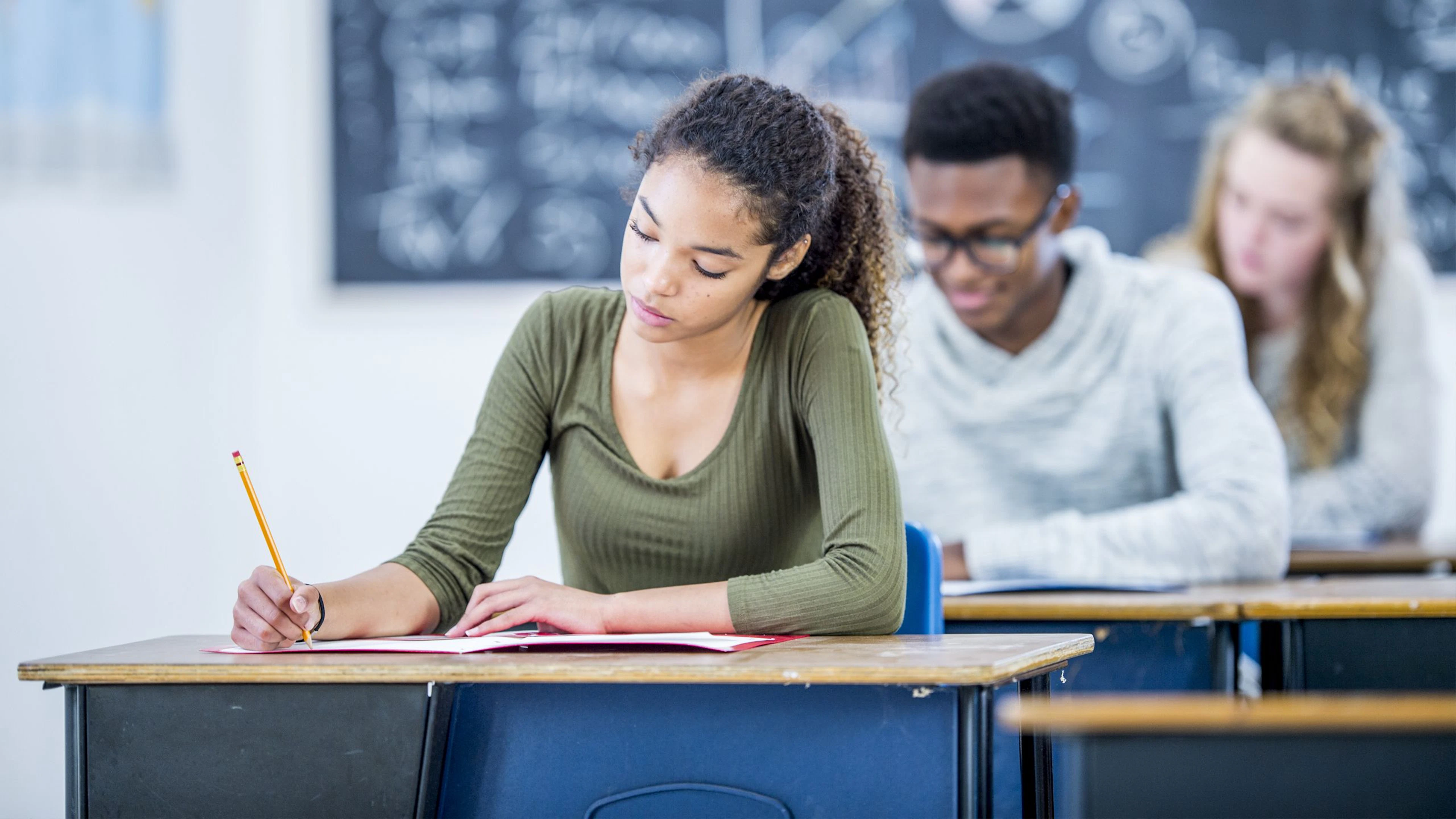 Élèves assis qui passent un examen