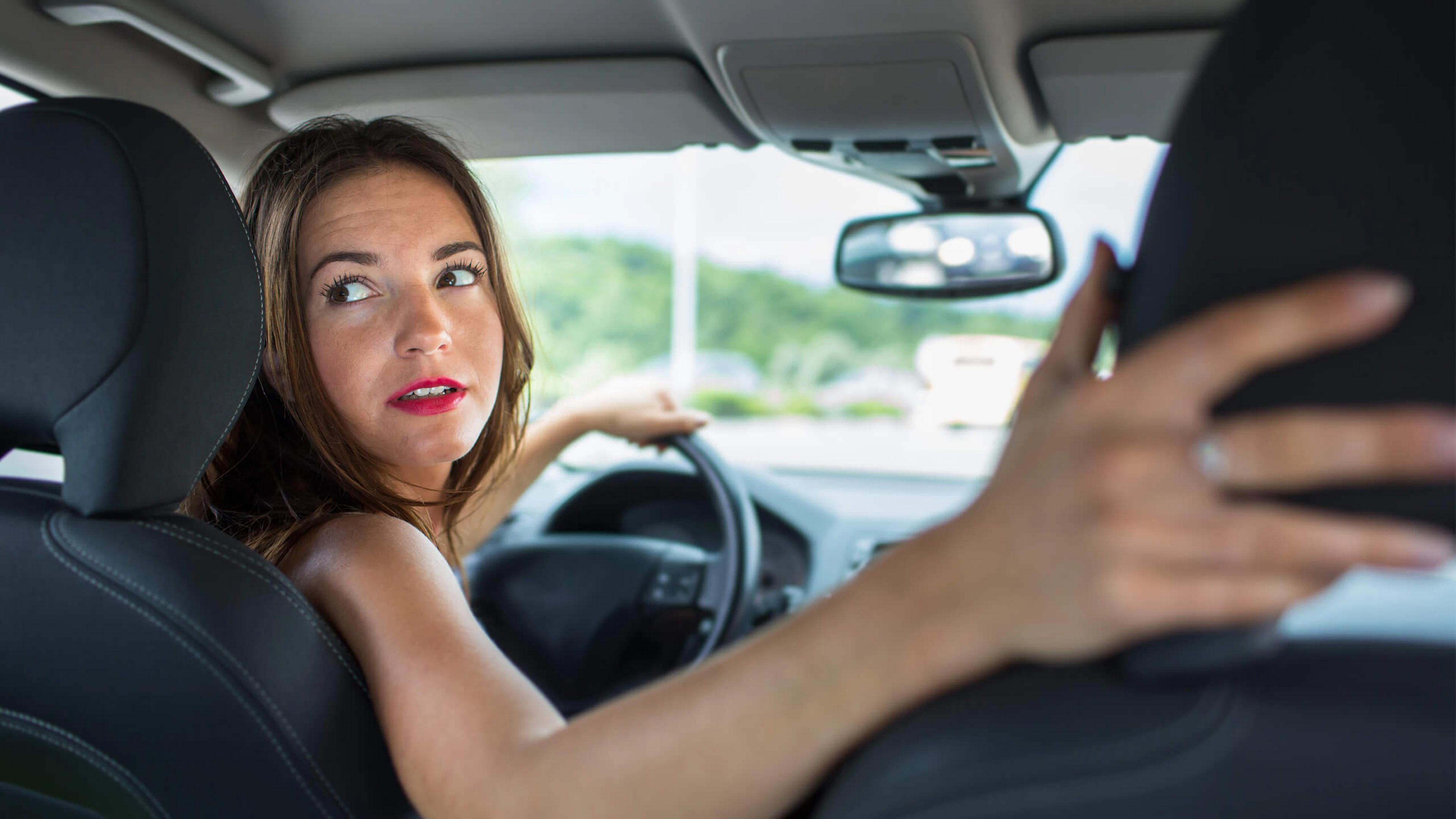 Personne au volant qui fait une marche arrière