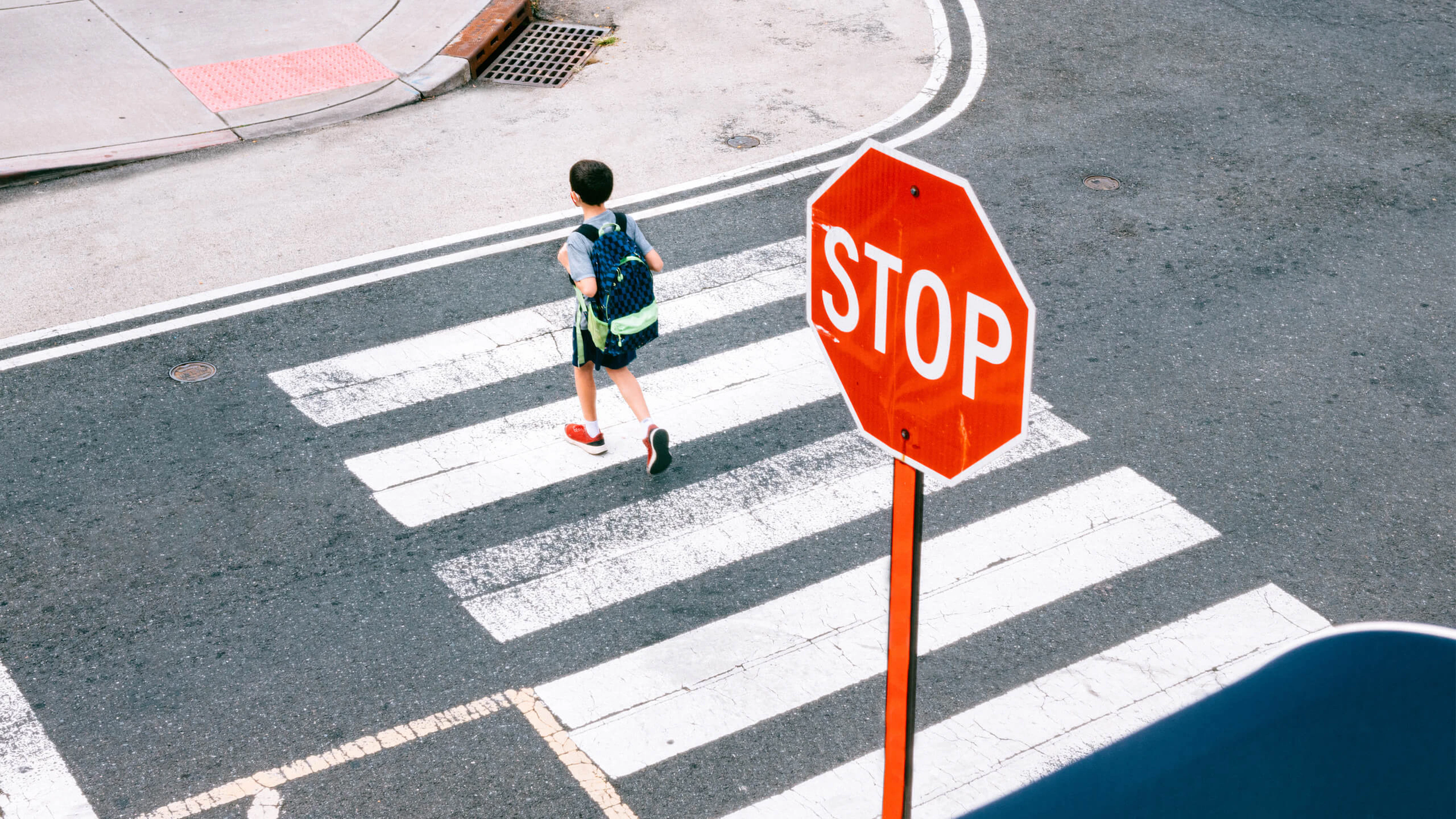 Panneau et ligne stop