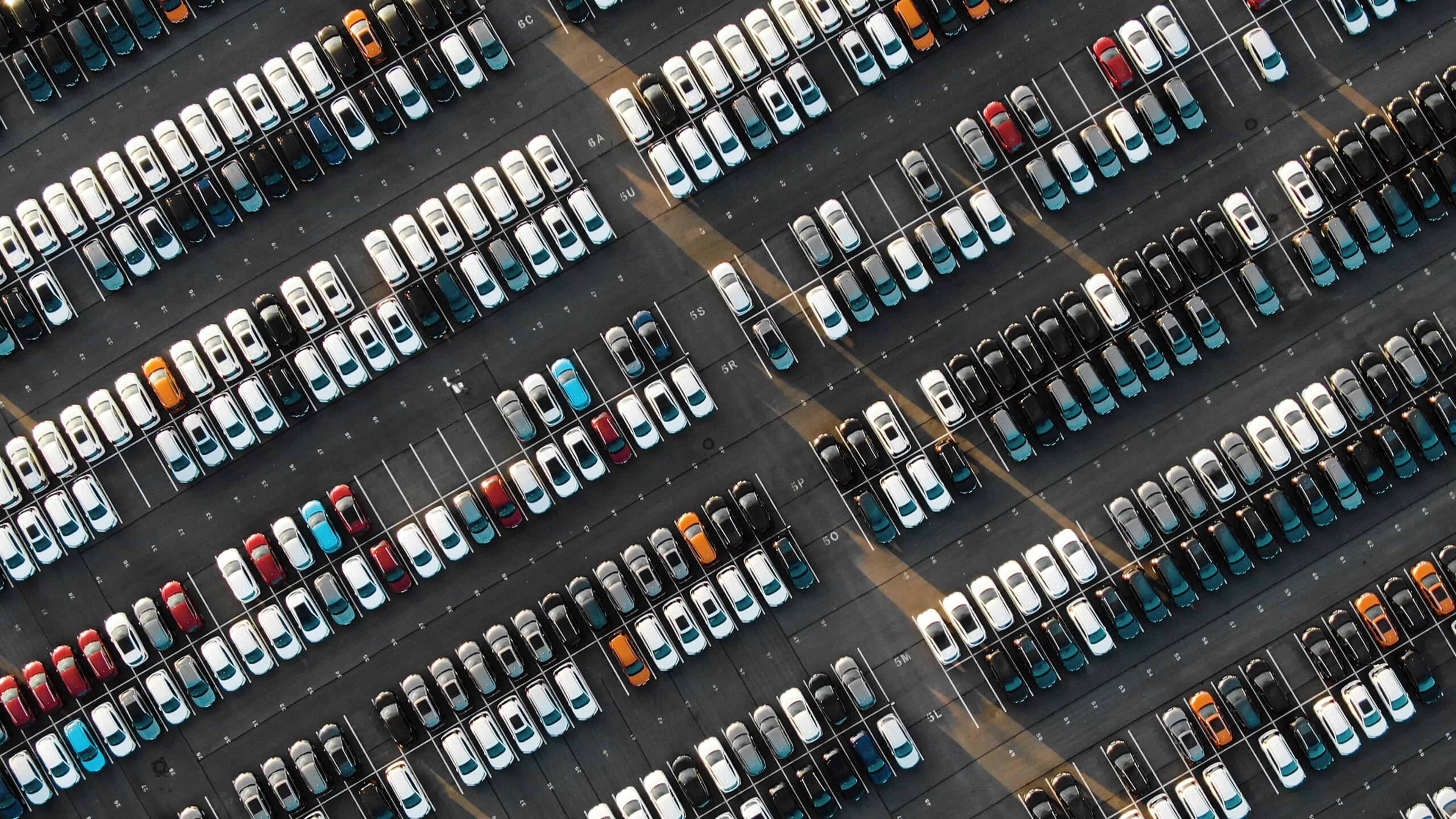Vue aérienne d'un grand parking 