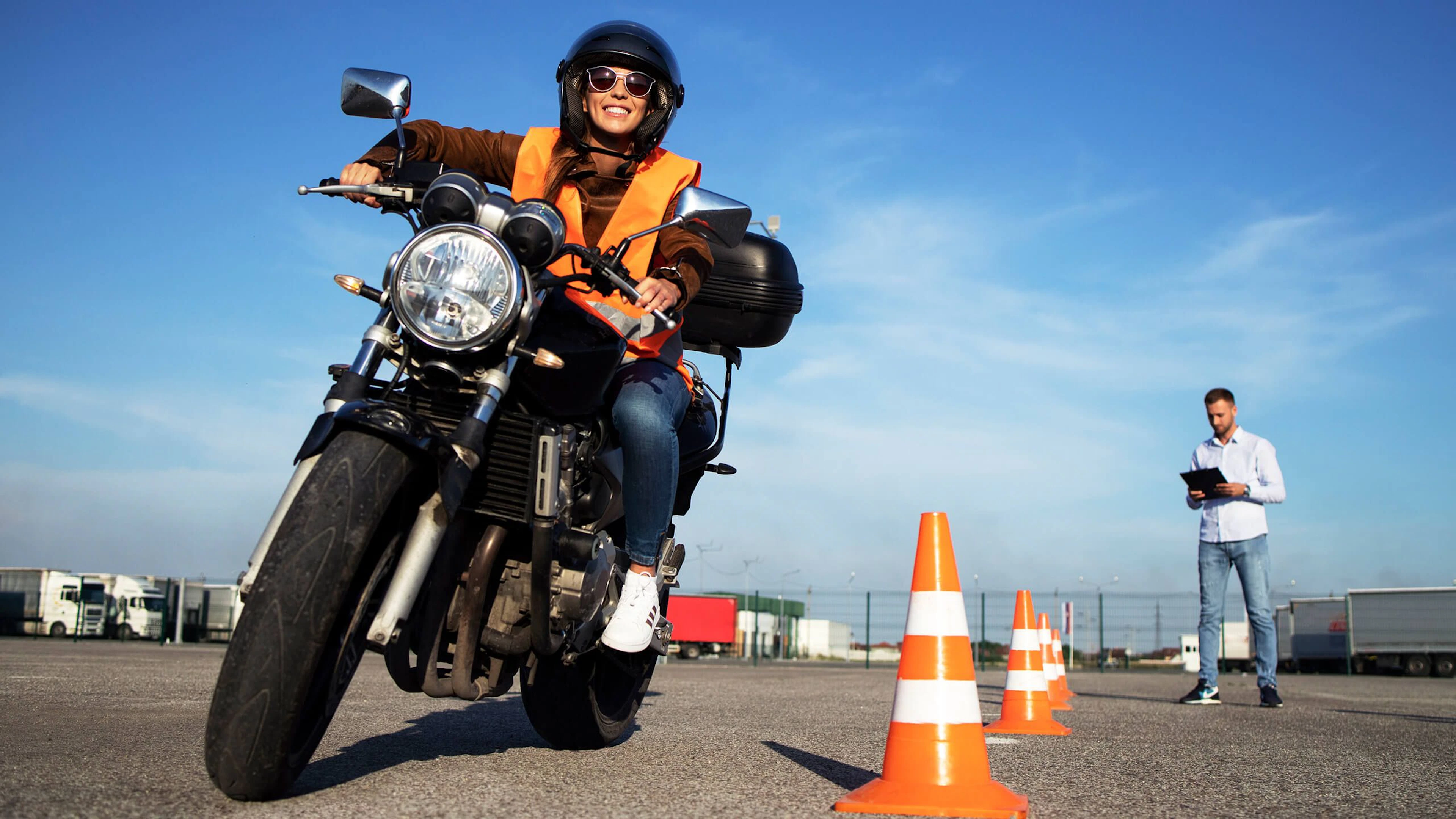 Élève qui s'entraîne pour le permis moto AM