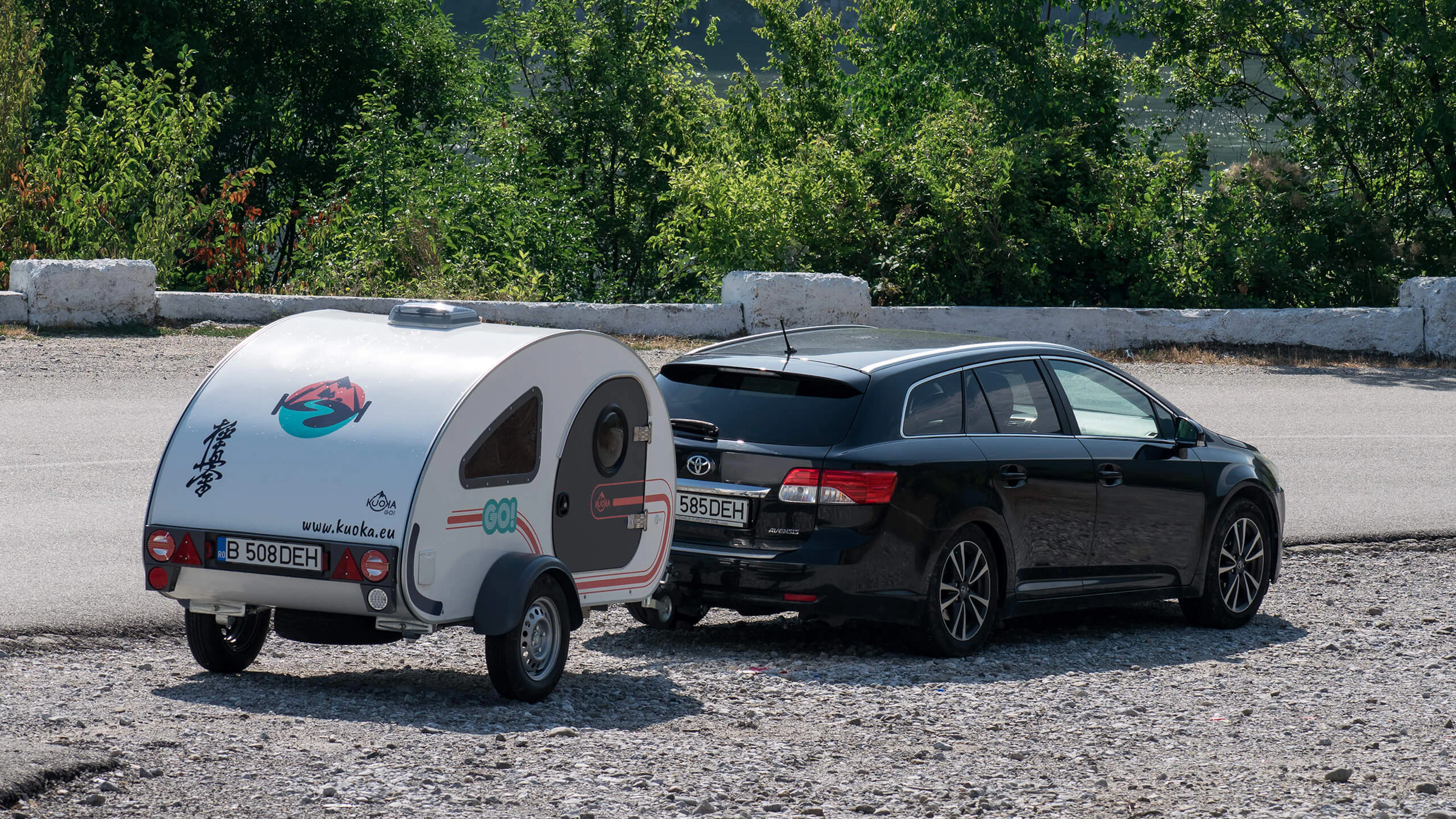Voiture avec une remorque 