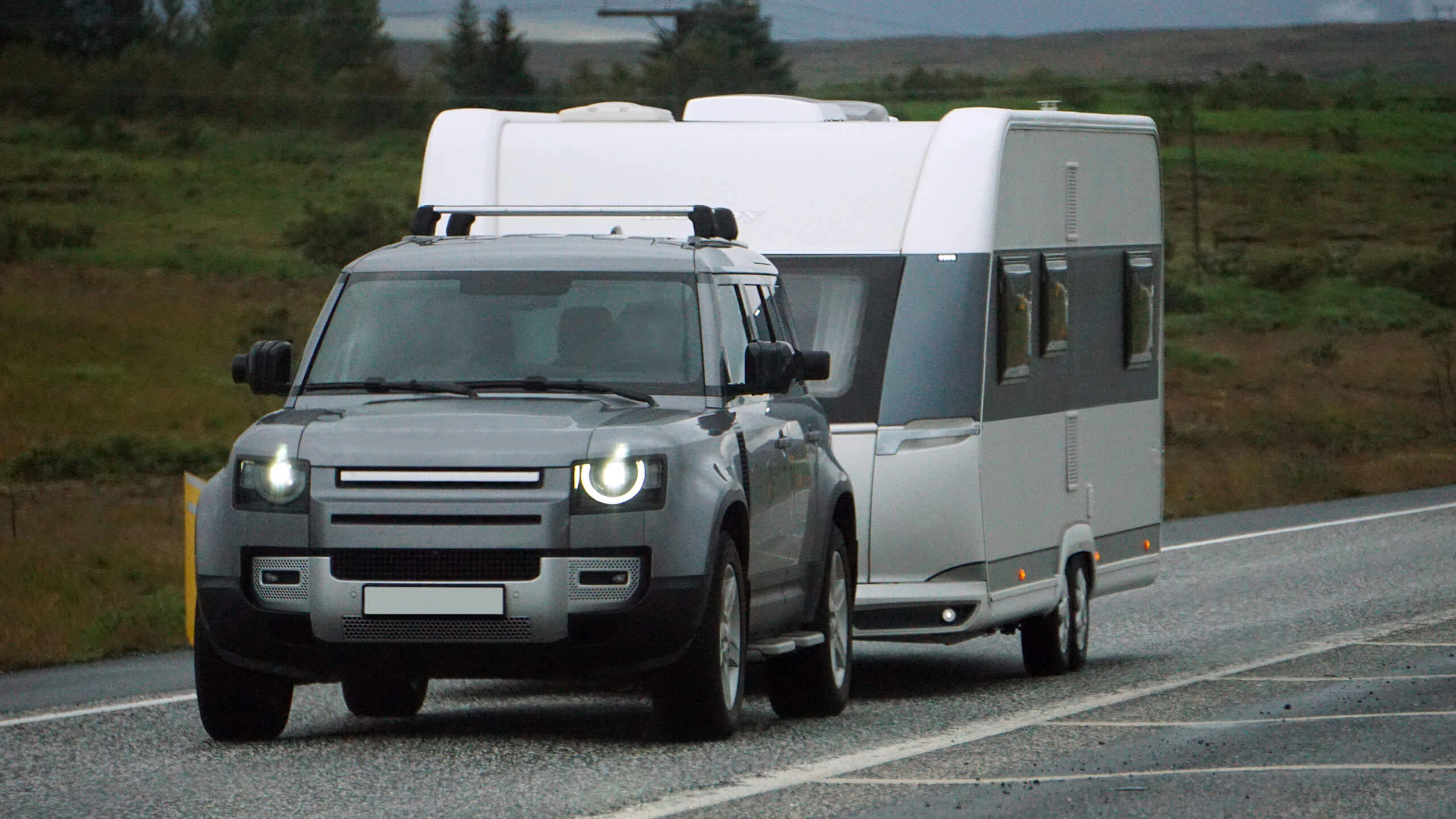 Voiture à laquelle est remorquée une caravane
