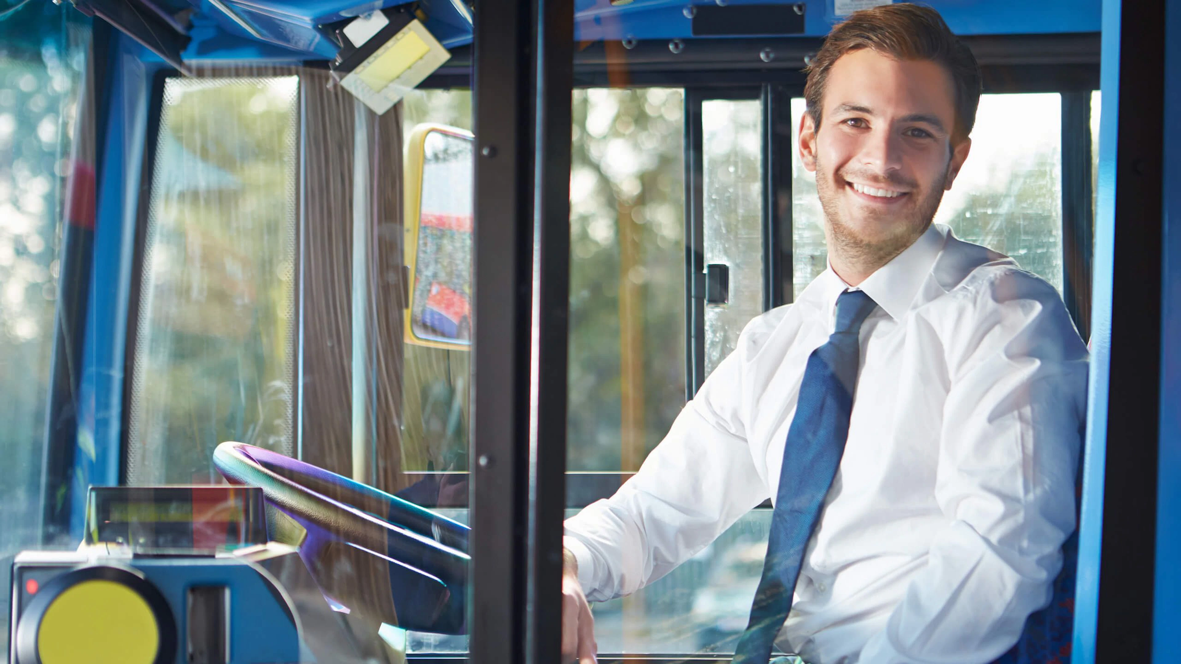Conducteur au volant d'un bus