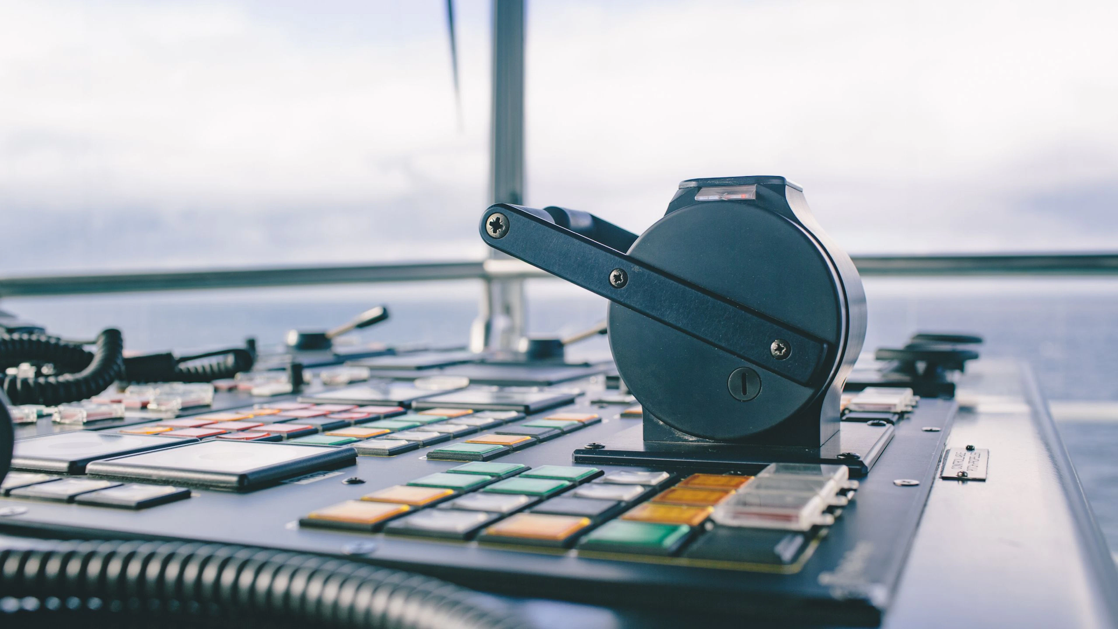 photo-fc-personne-tient-son-permis-bateau.jpg