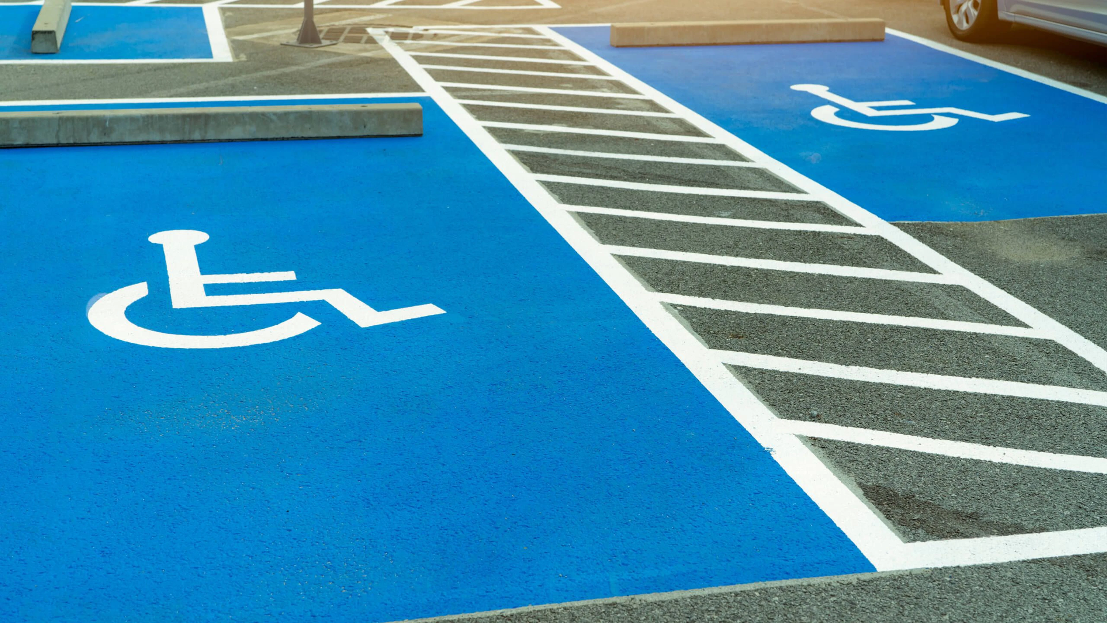 Place de stationnement pour personnes en situation de handicap