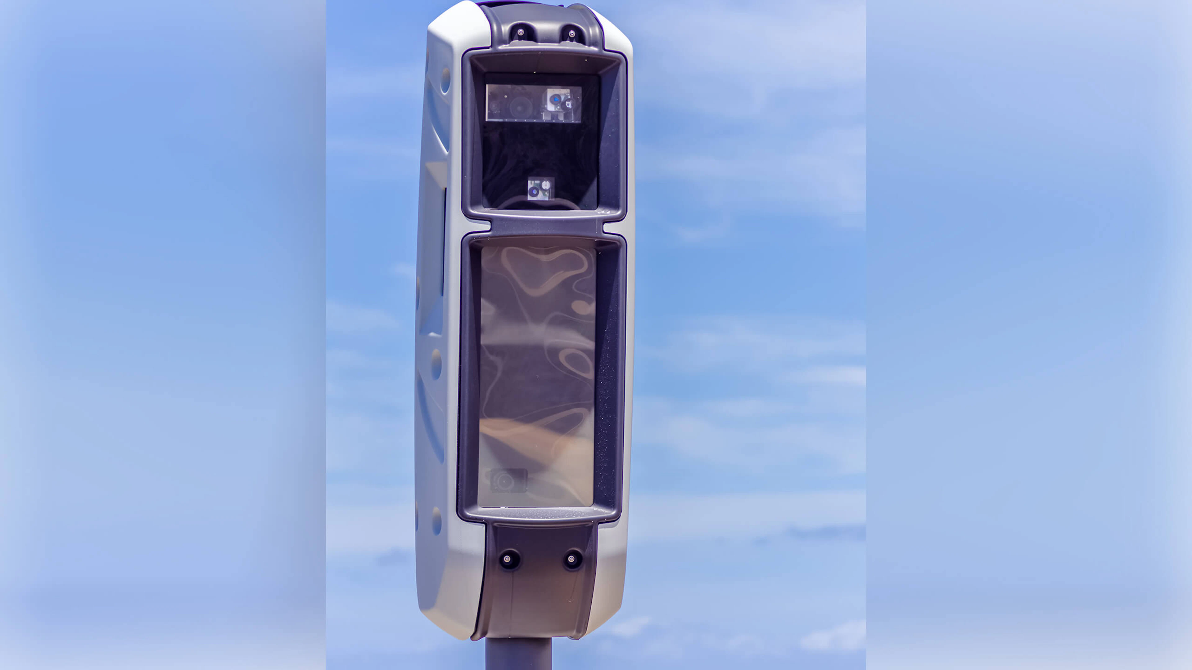 Un radar tourelle avec en fond un ciel bleu