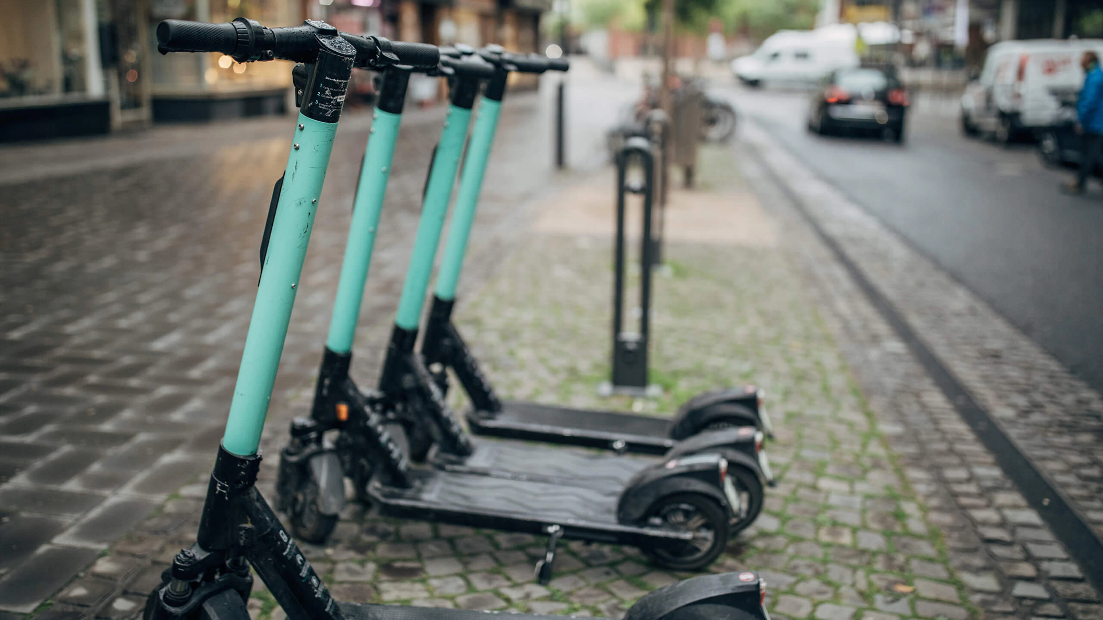 Trottinettes électriques stationnées