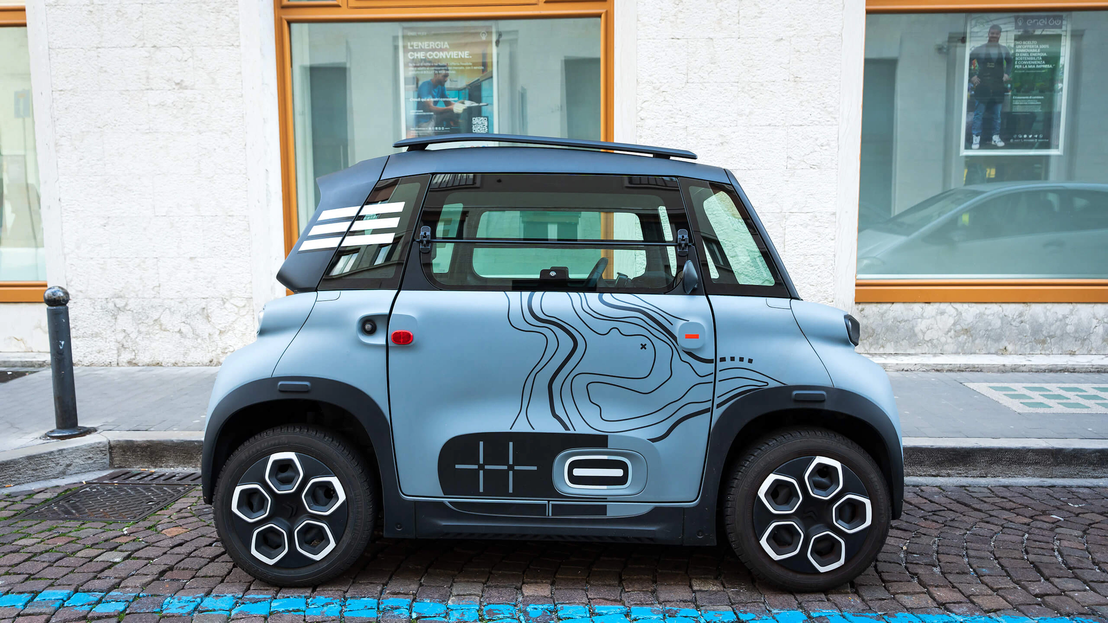 Une voiture électrique sans permis bleue stationnée