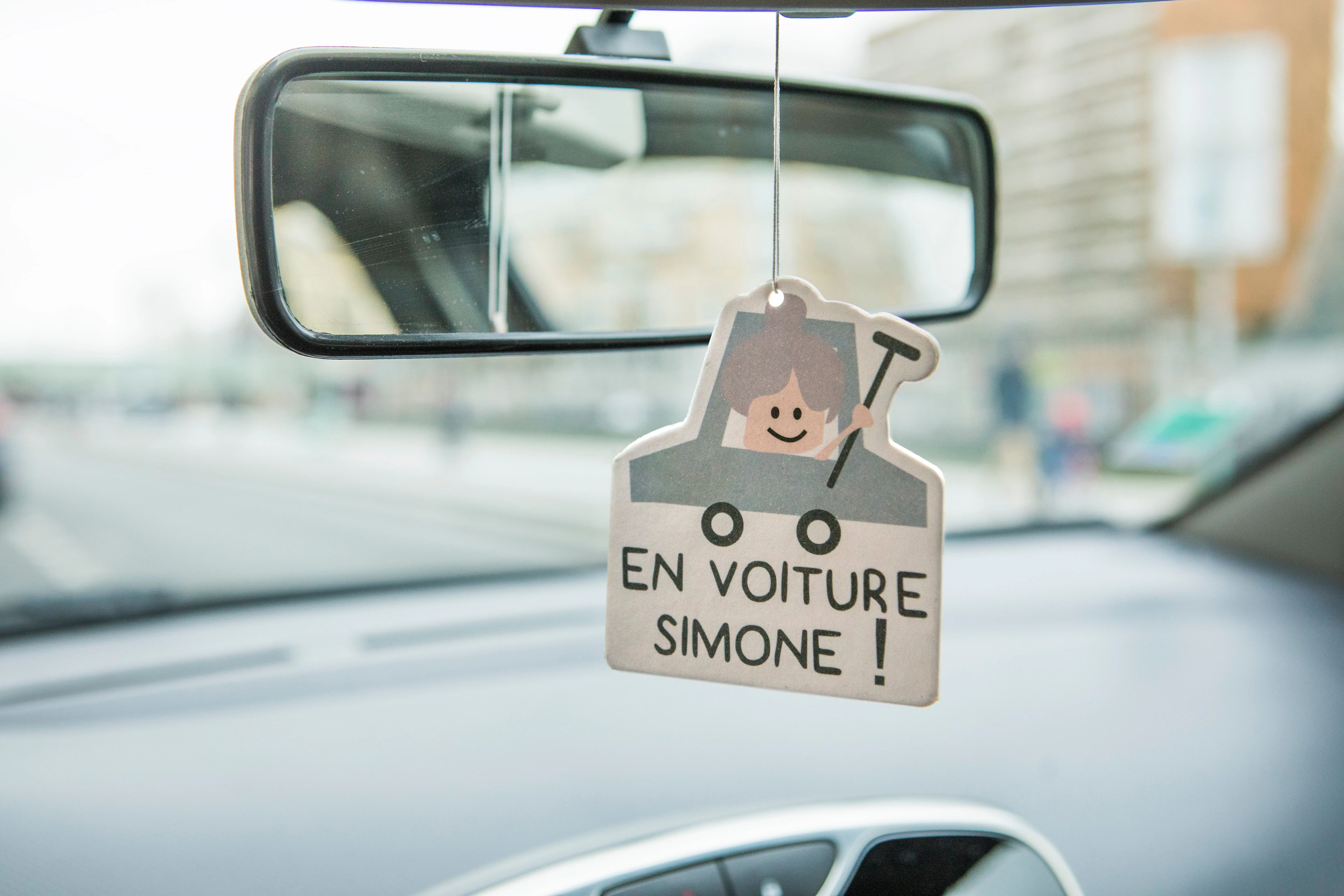 Élément En Voiture Simone accroché sur le rétroviseur intérieur d'une voiture 