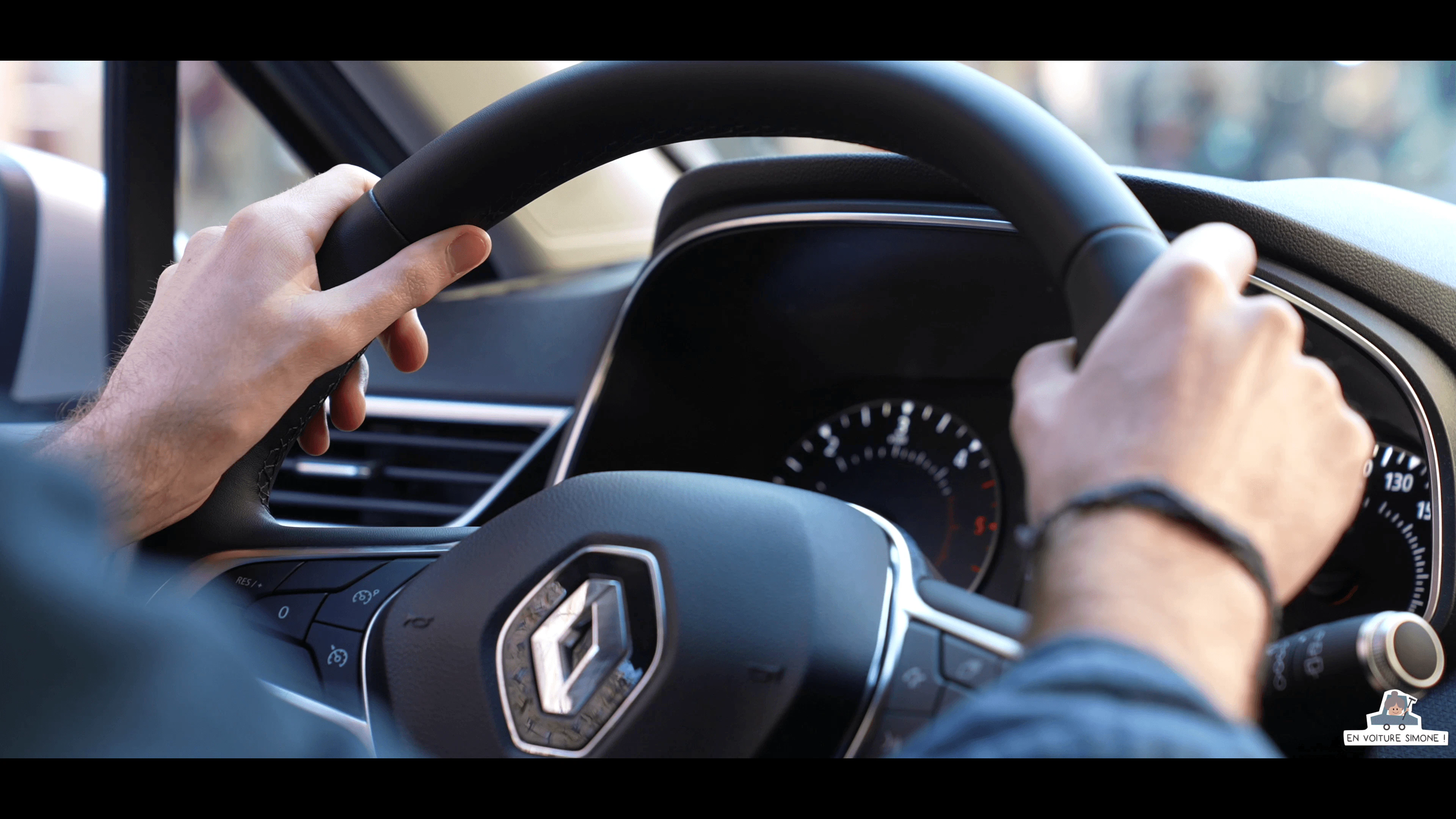 Personne avec les deux mains sur le volant