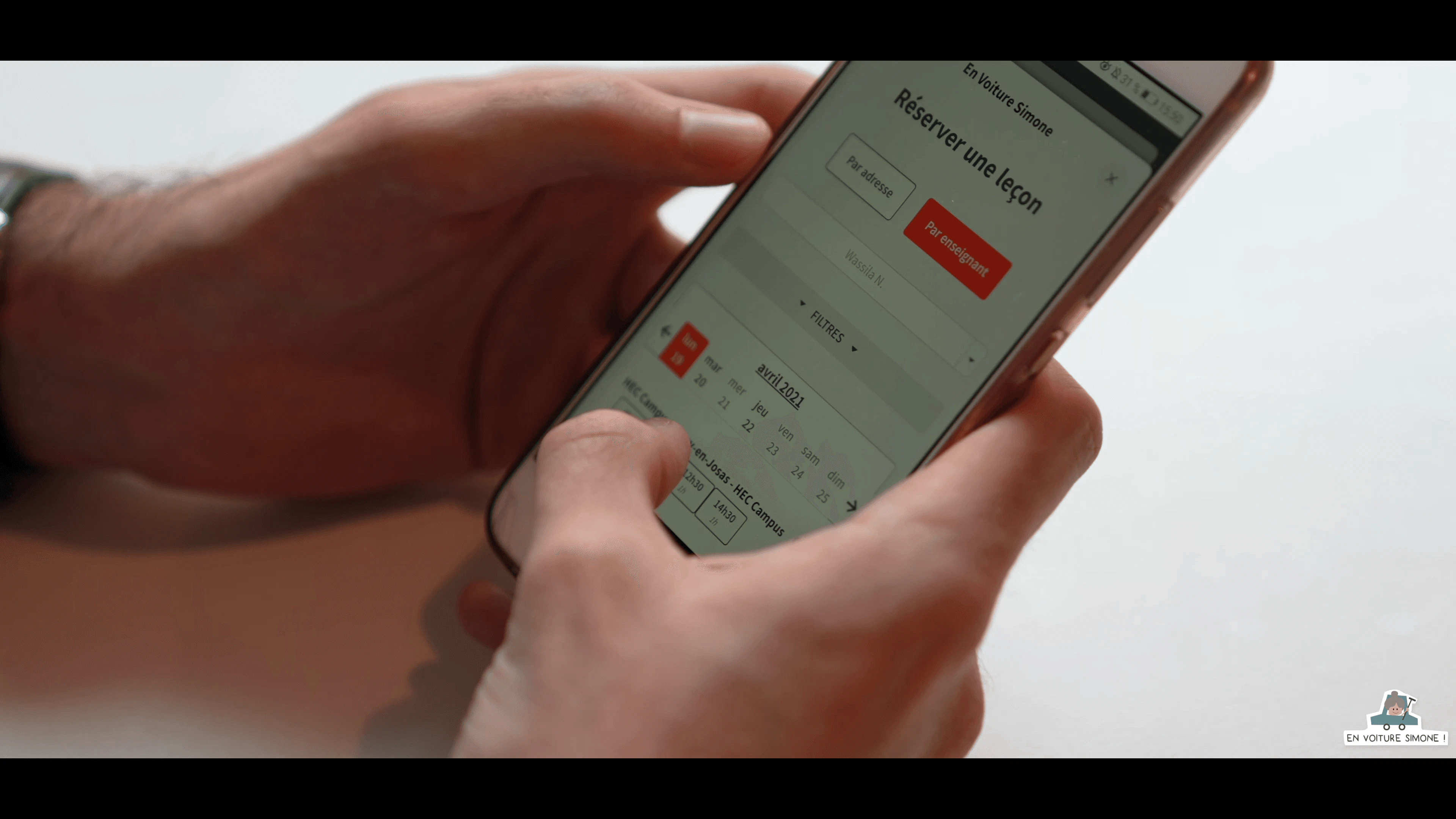 Personne réserve une leçon sur l'appli En Voiture Simone