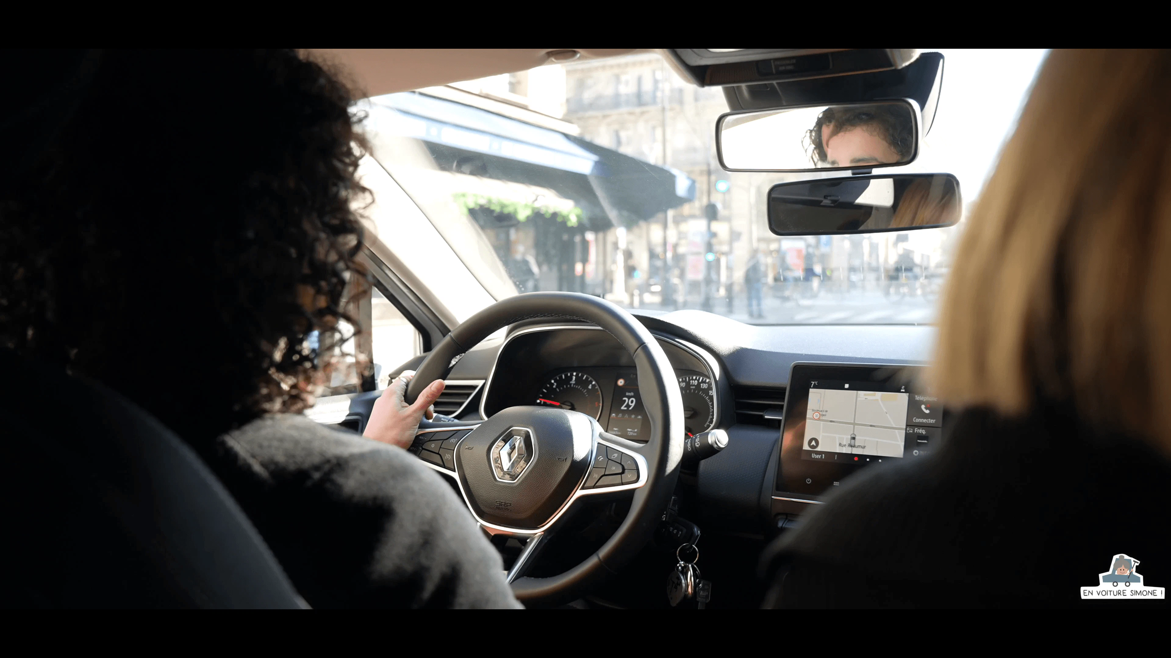 Élève au volant d'une voiture avec sa monitrice 