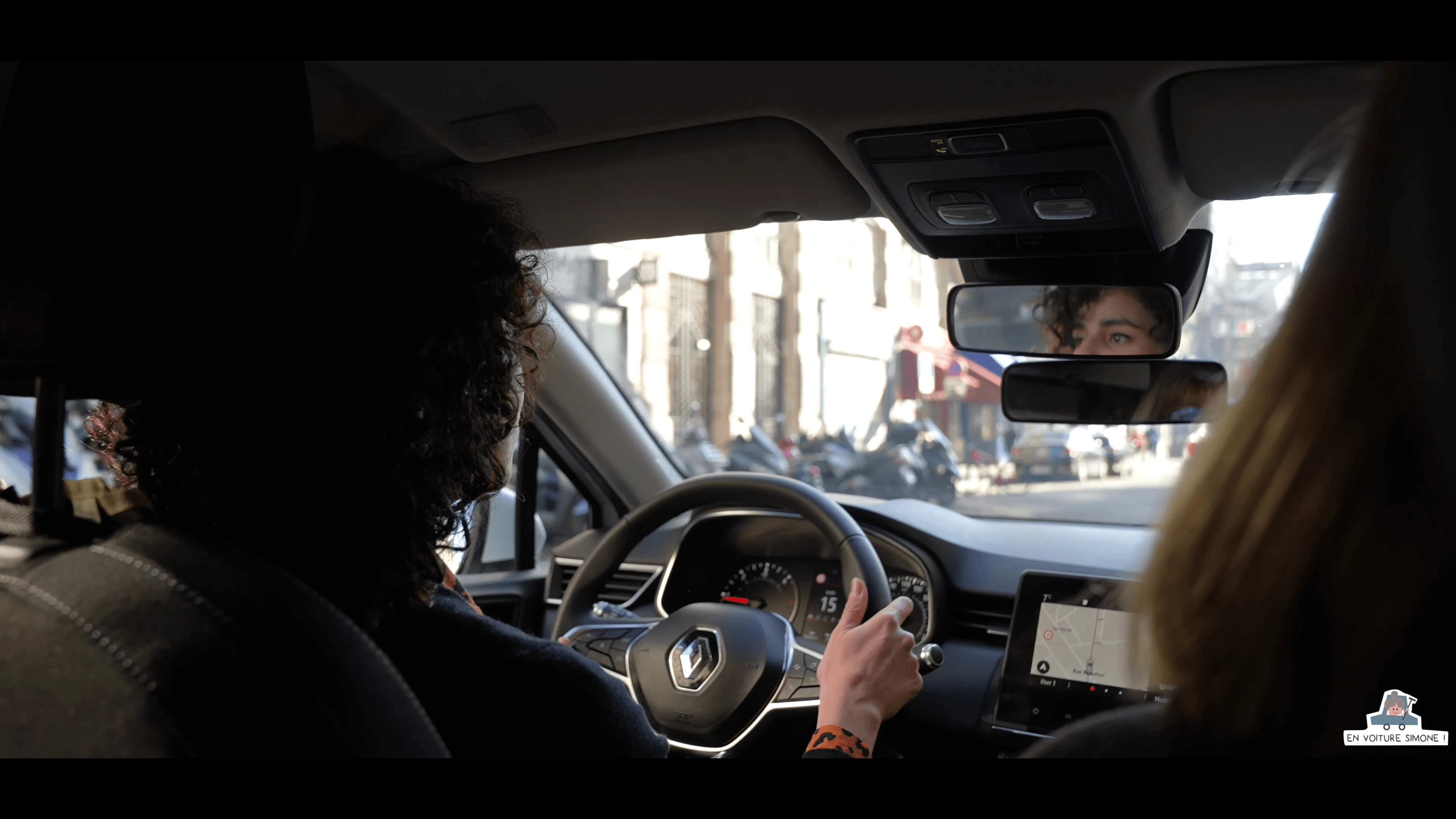 Élève au volant d'une voiture avec sa monitrice 