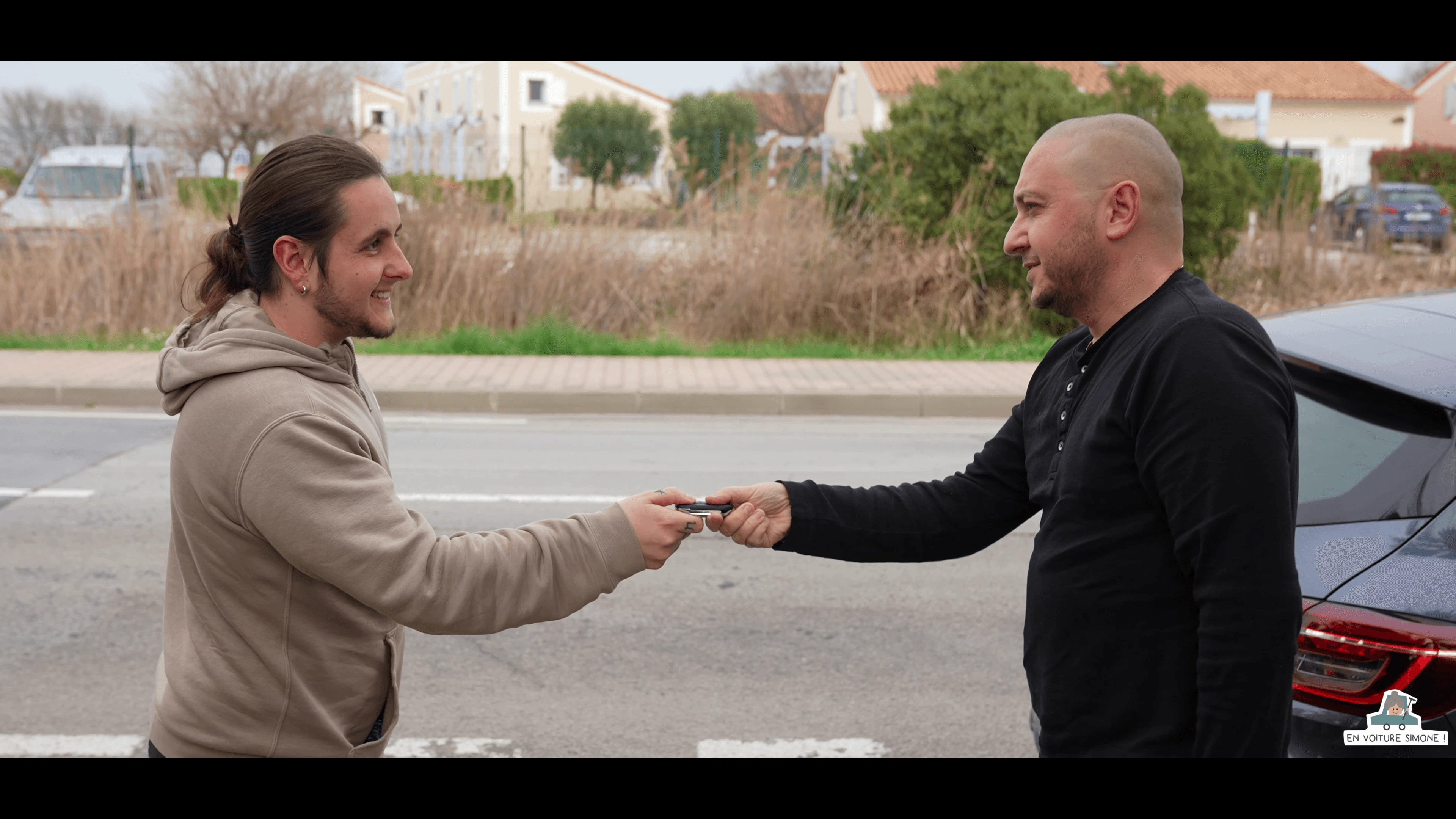 Moniteur tend les clés de voiture à son élève