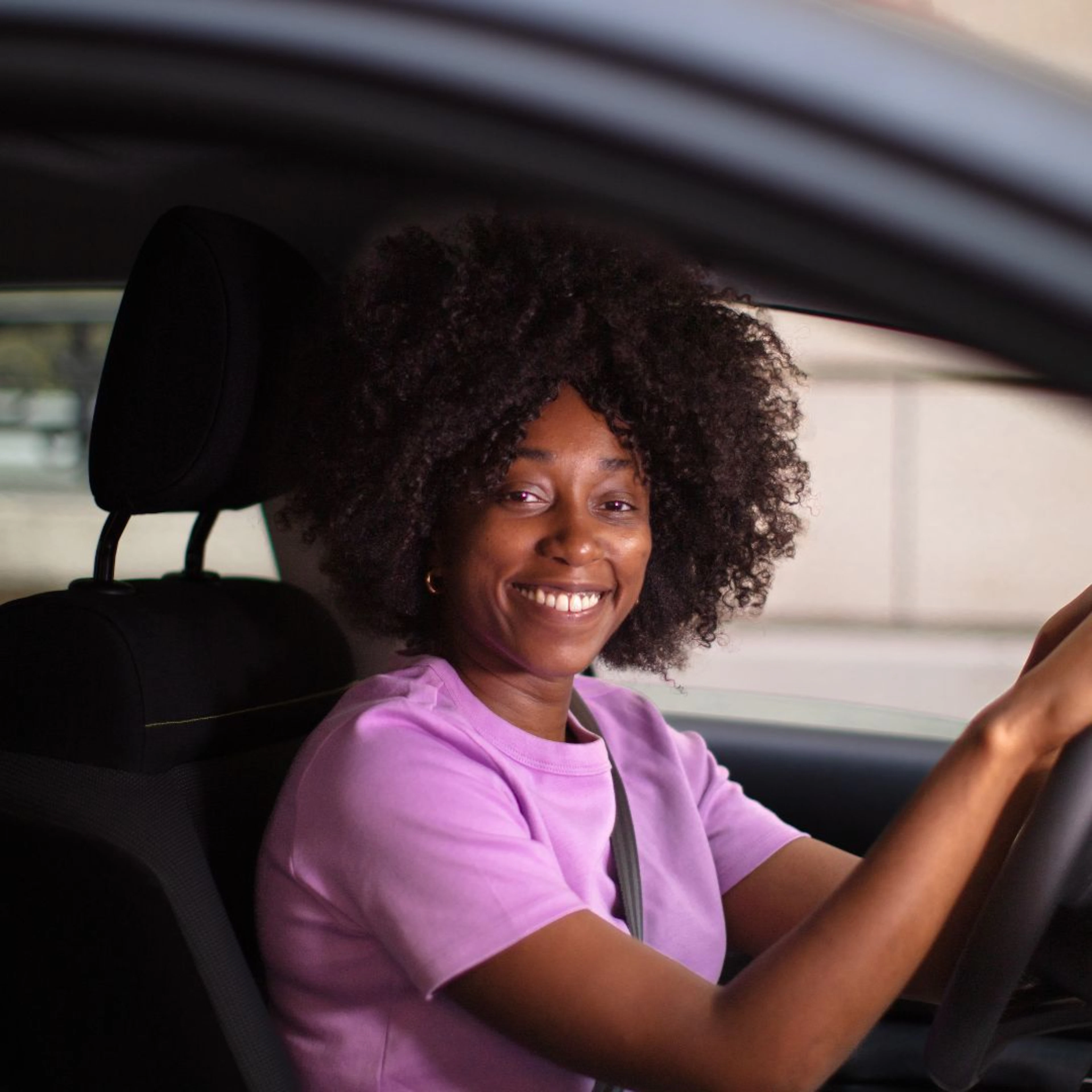 Élève au volant d'une voiture d'auto-école