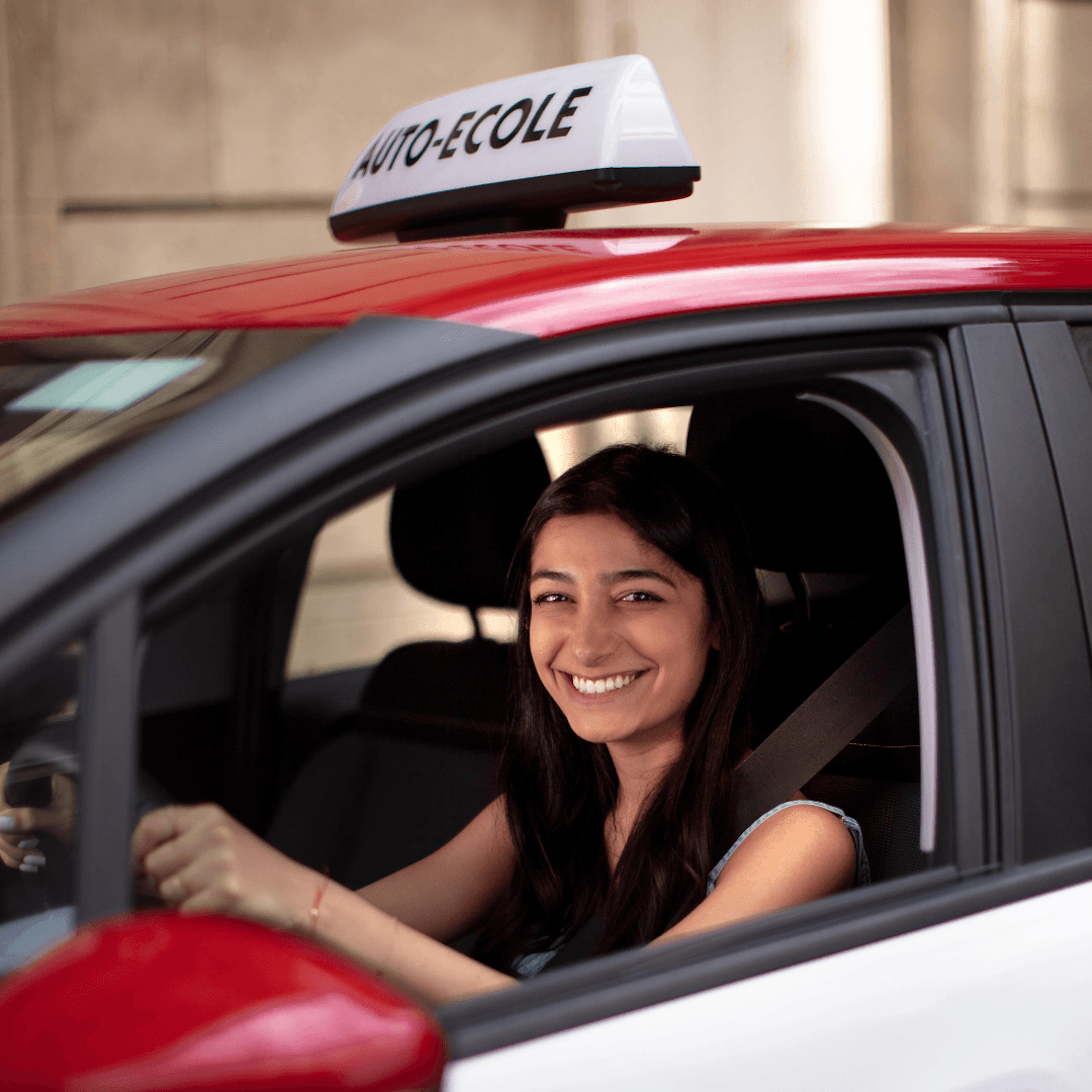 Elève en voiture auto-école pendant un cours de conduite