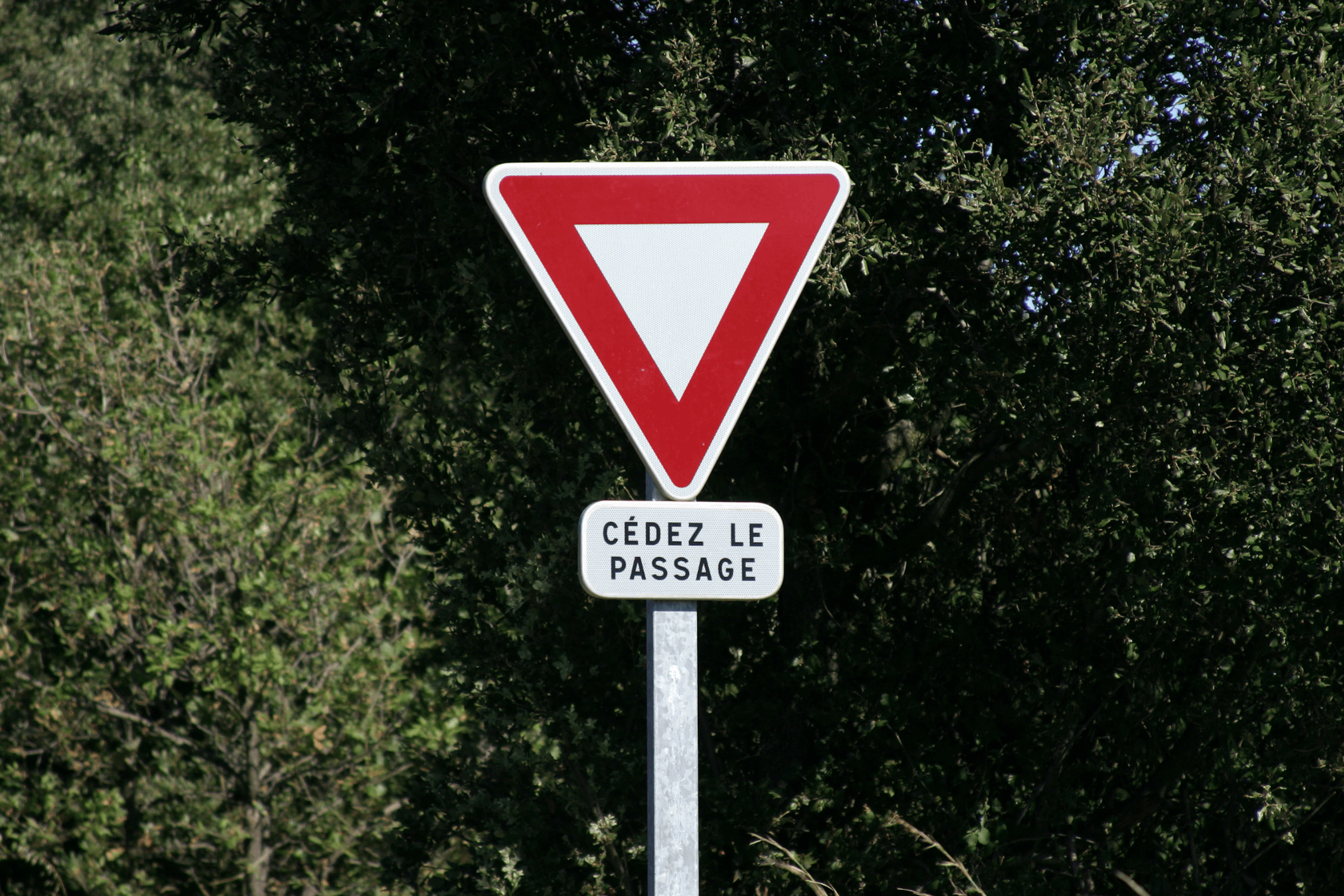 Panneau cédez le passage : panneau indiquant la priorité de passage à un autre véhicule 