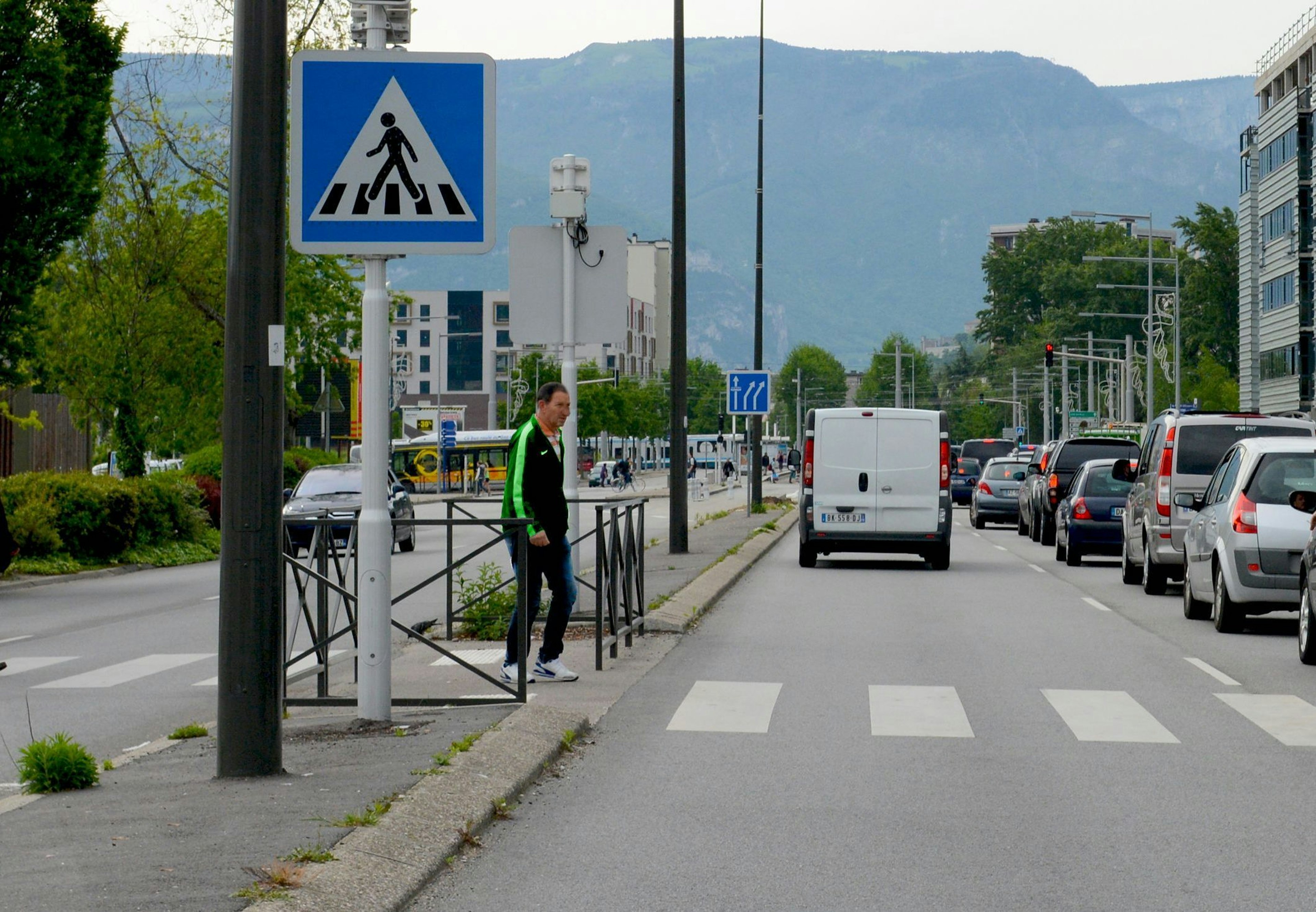 Un panneaux d’indication de passage pour piétons