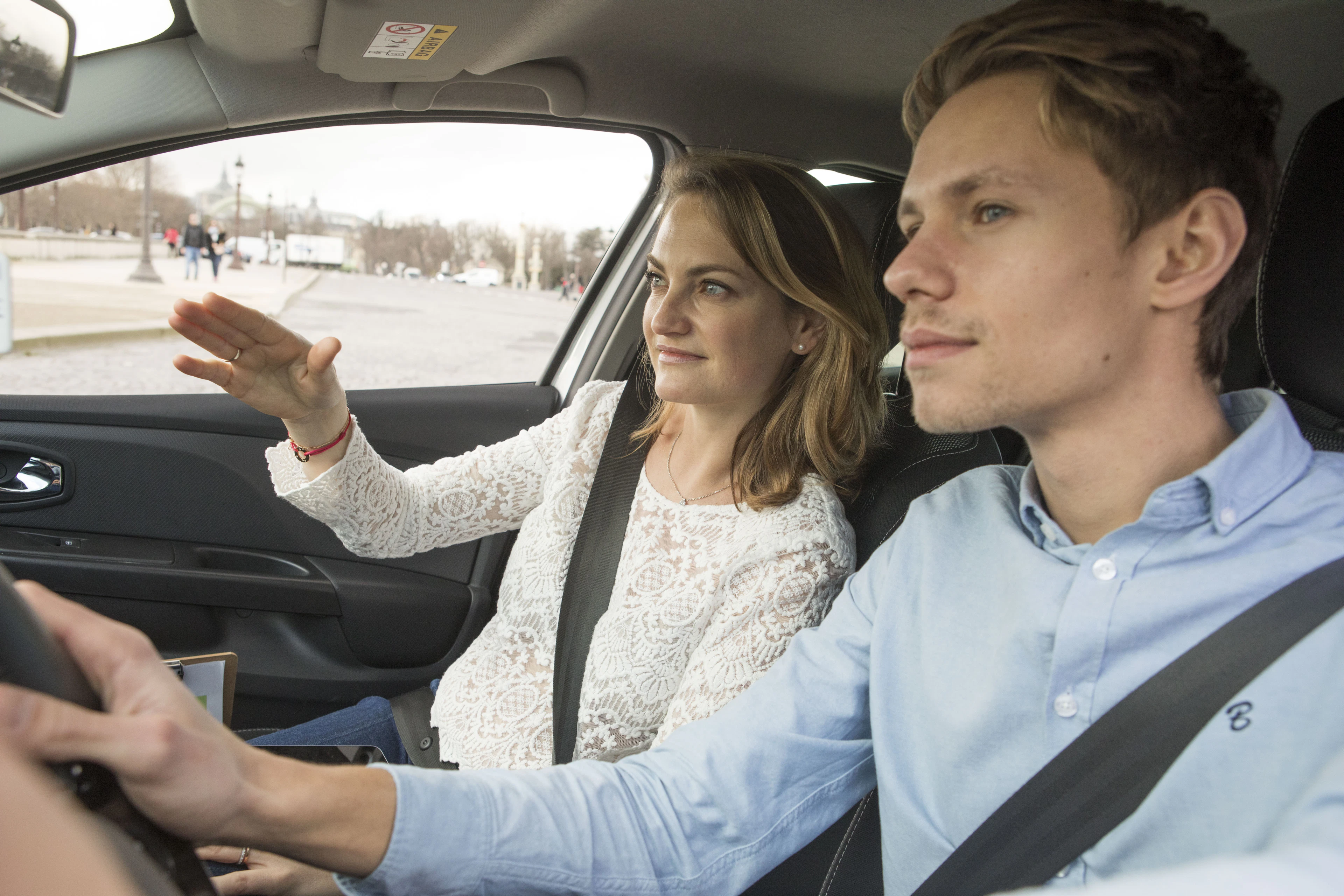 Élève au volant d'une voiture avec sa monitrice