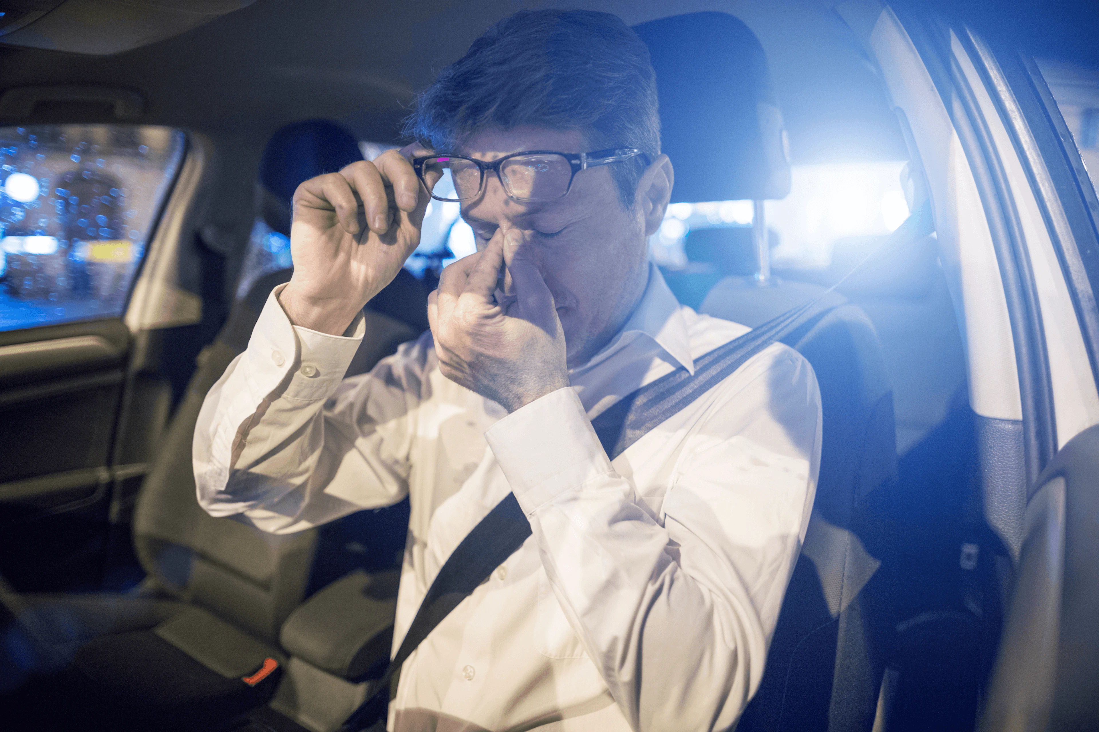 Un conducteur fatigué, dans son véhicule pendant la nuit