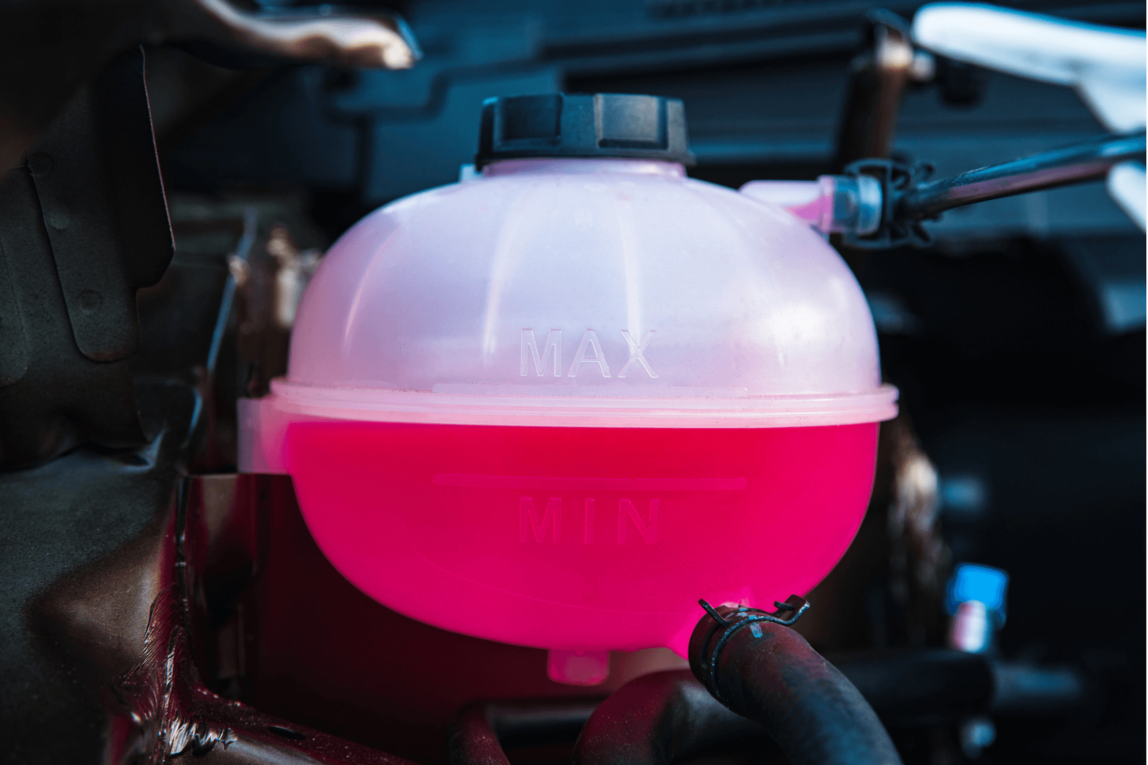 vase d'expansion du système de refroidissement du moteur rempli de liquide de refroidissement jusqu'au niveau requis