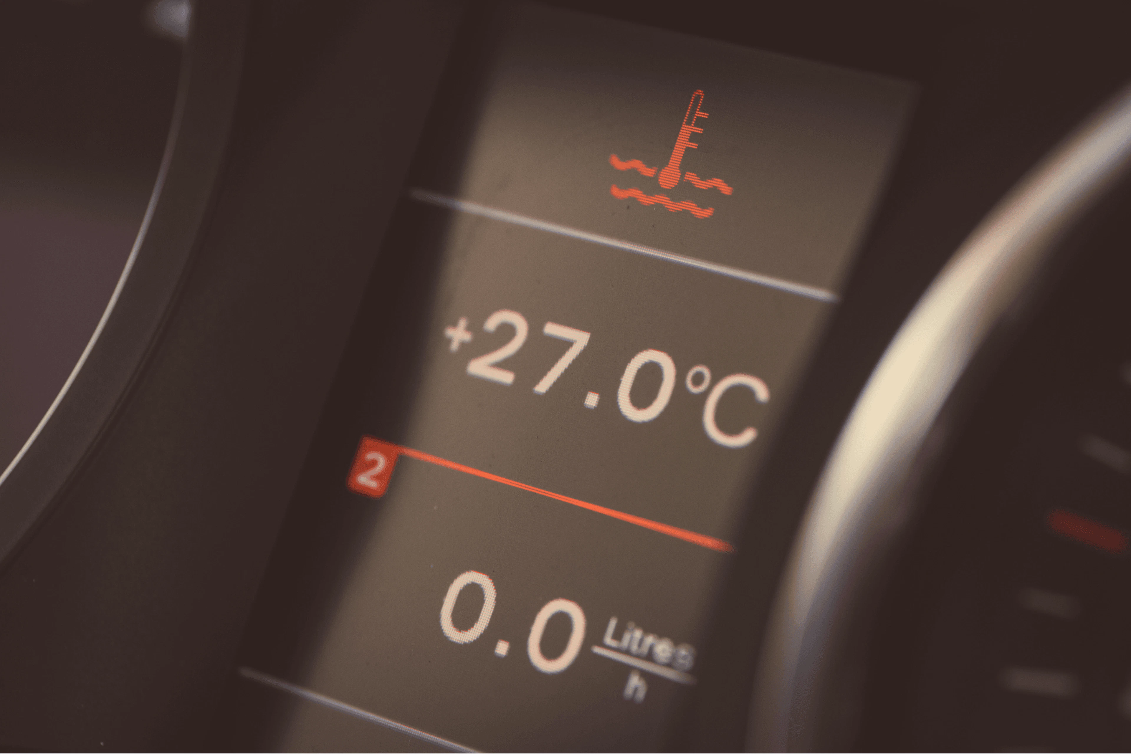 tableau de bord d'une voiture avec un voyant de liquide de refroidissement allumé en rouge