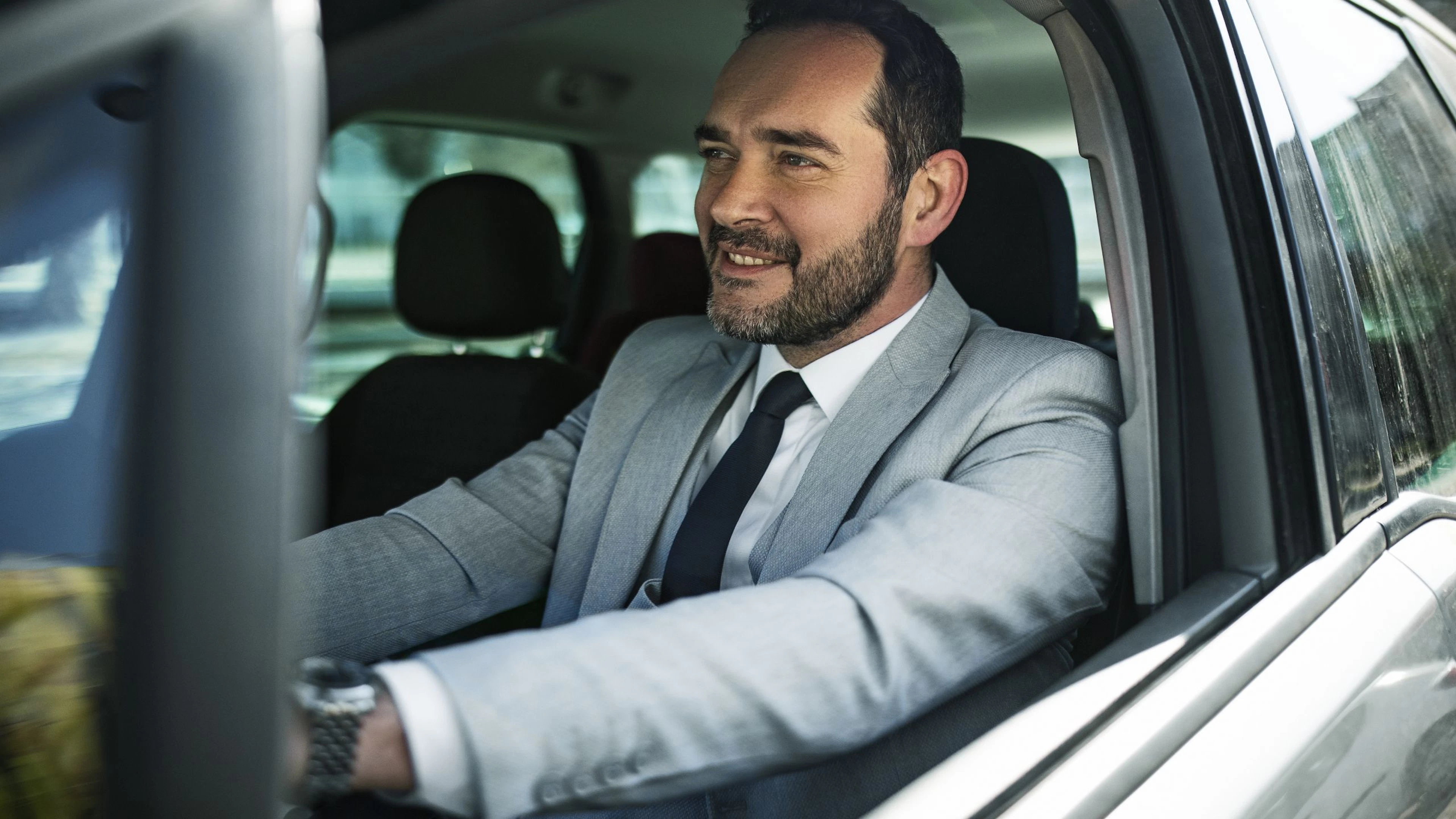 Travailleur se rendant à son travail en voiture