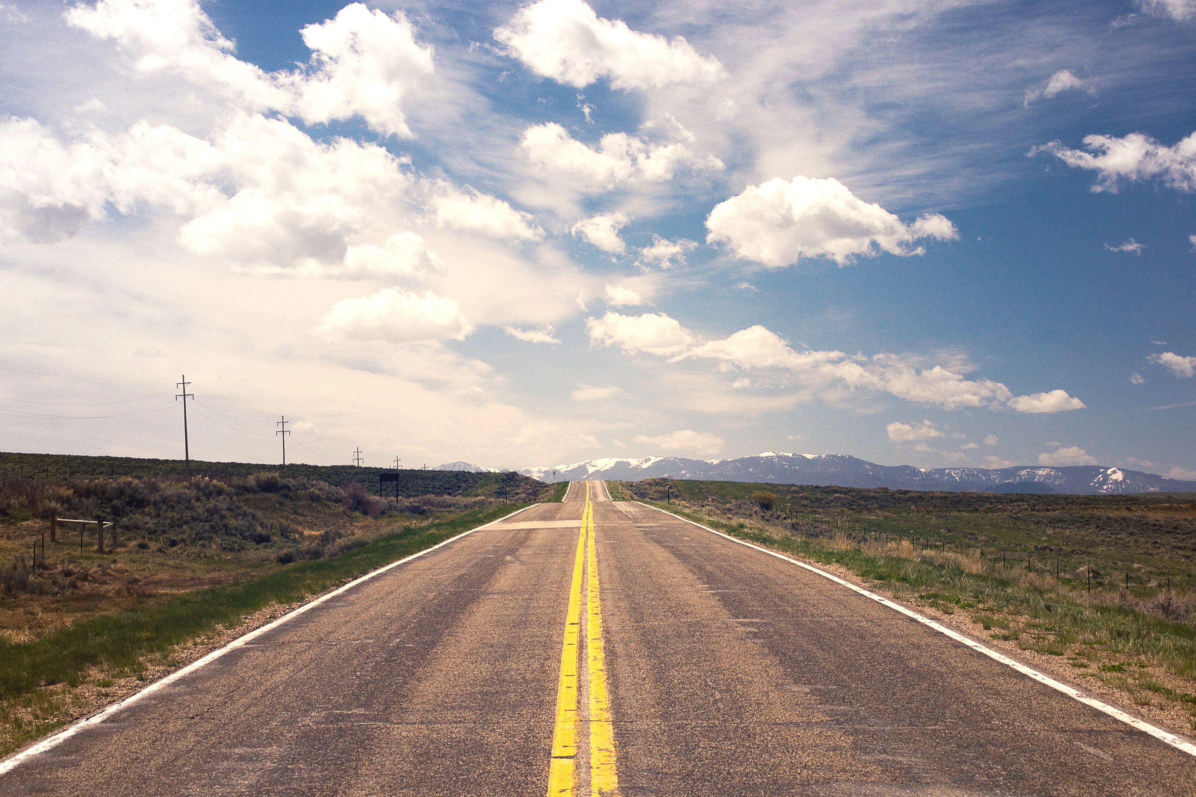 Route, ciel ensoleillé et nuageux
