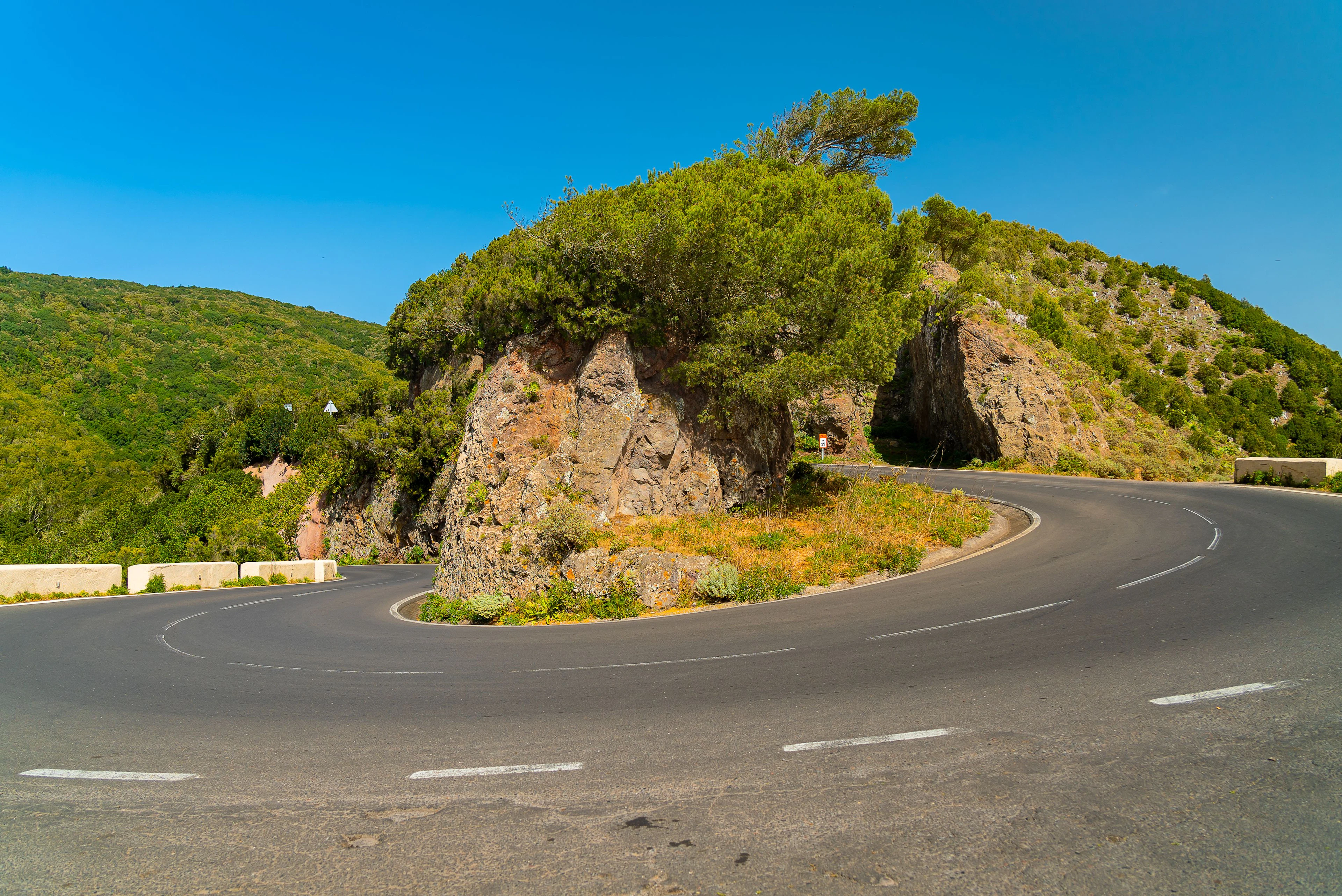 route-sinueuse-pittoresque-dans-chaine-montagnes-anaga-anainst-ciel-bleu-vif-tenerife-espagne.jpg