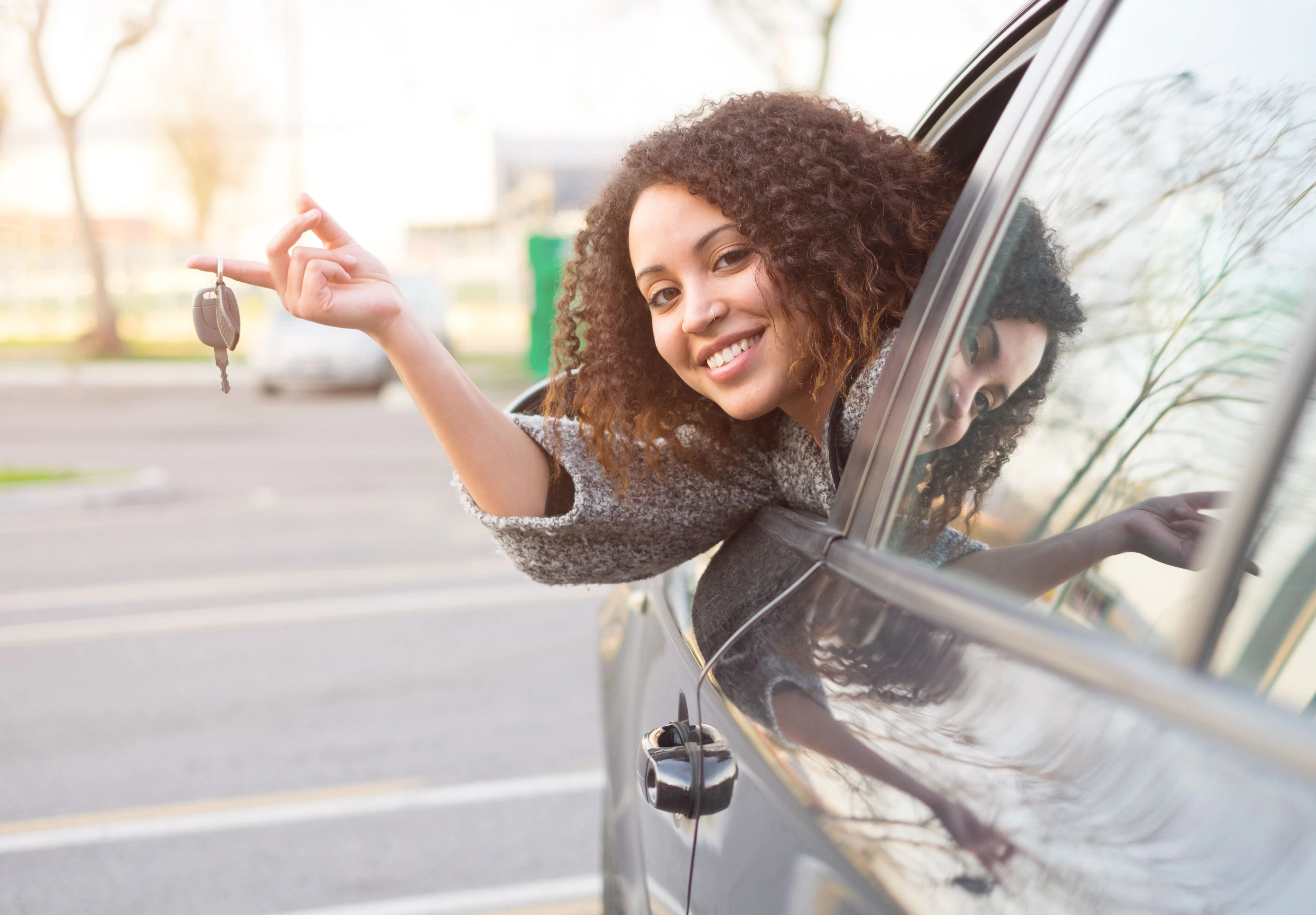 Personne en voiture avec une clé en main