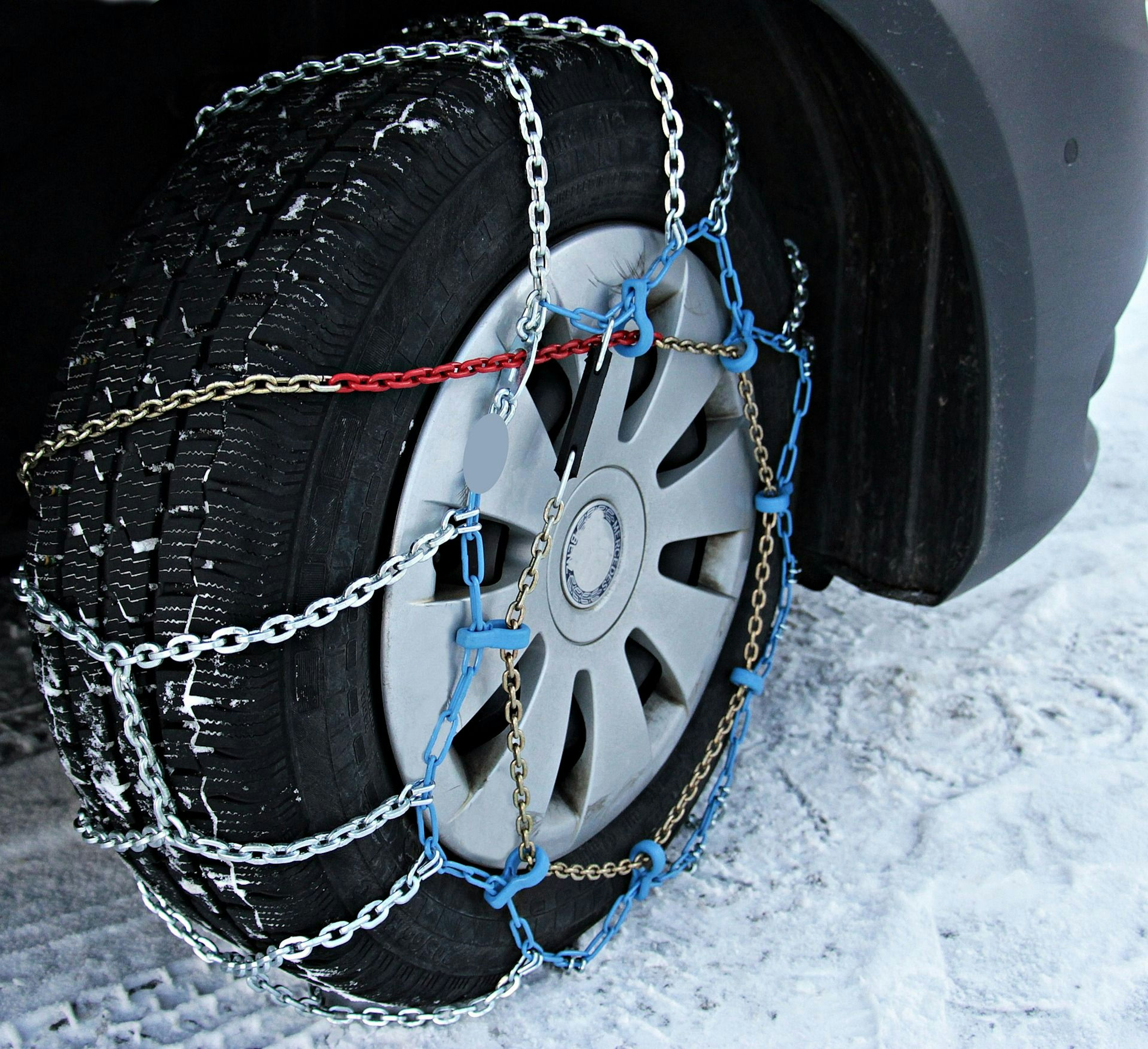 Le passager de la glace les chaînes de pneus de voiture de la