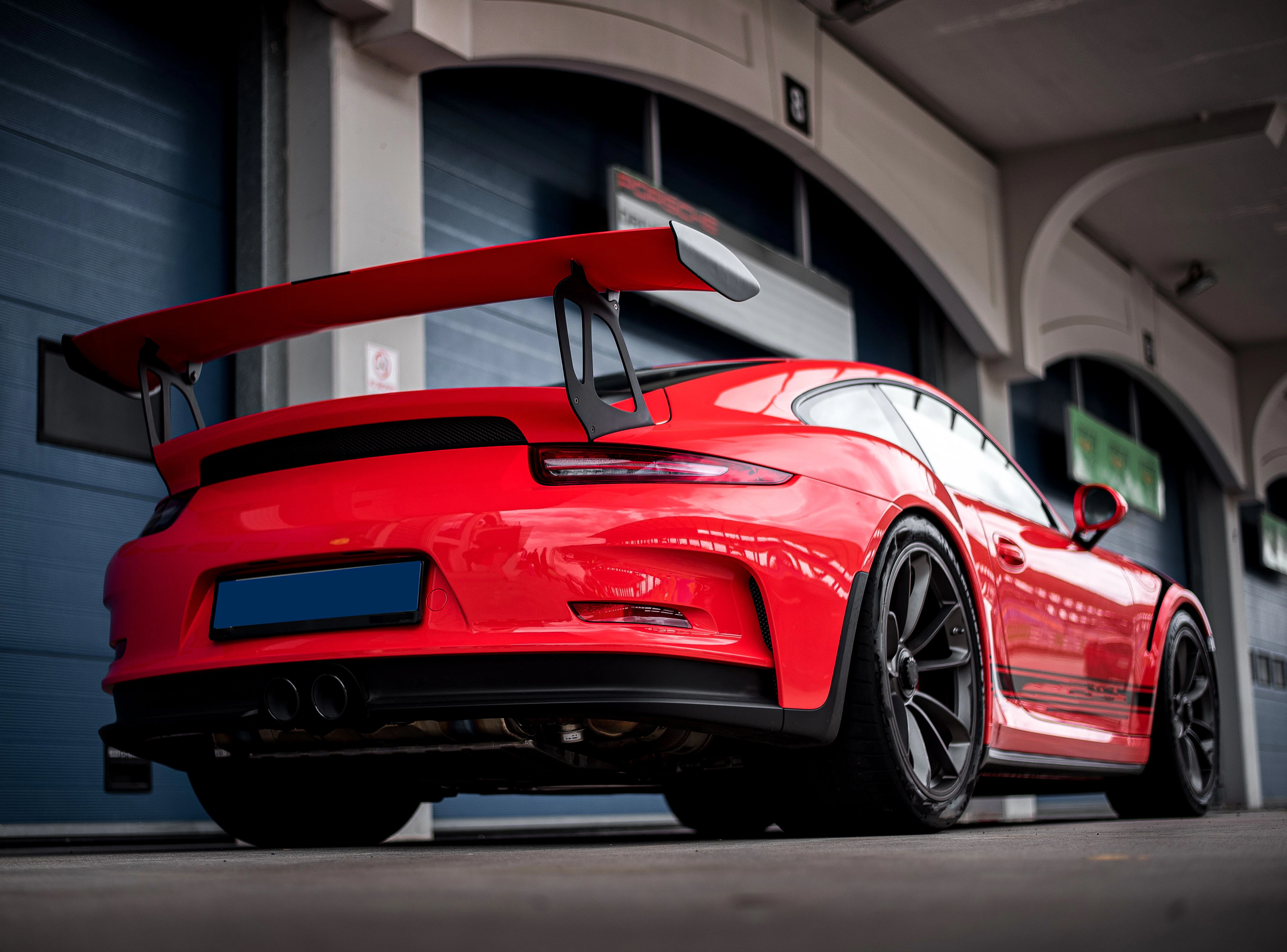 vue-arriere-voiture-sport-berline-rouge-debout-route.jpg